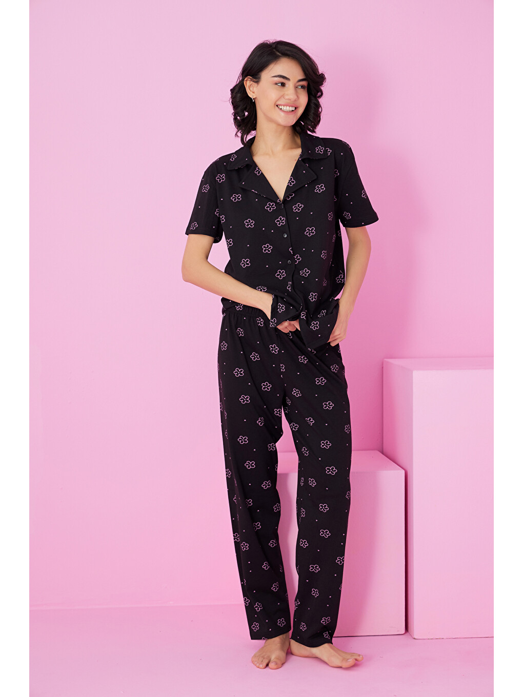 Siyah Pembe Çiçek Baskılı Gömlek Yaka Düğmeli Örme Pijama Takım-1