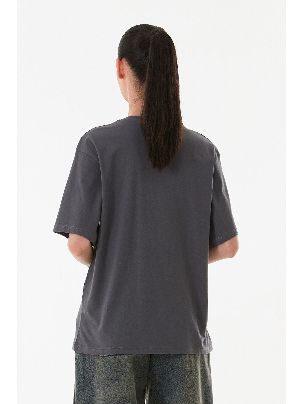 Antrasit Üçgen Nakışlı Bisiklet Yaka Oversize Tişört-3