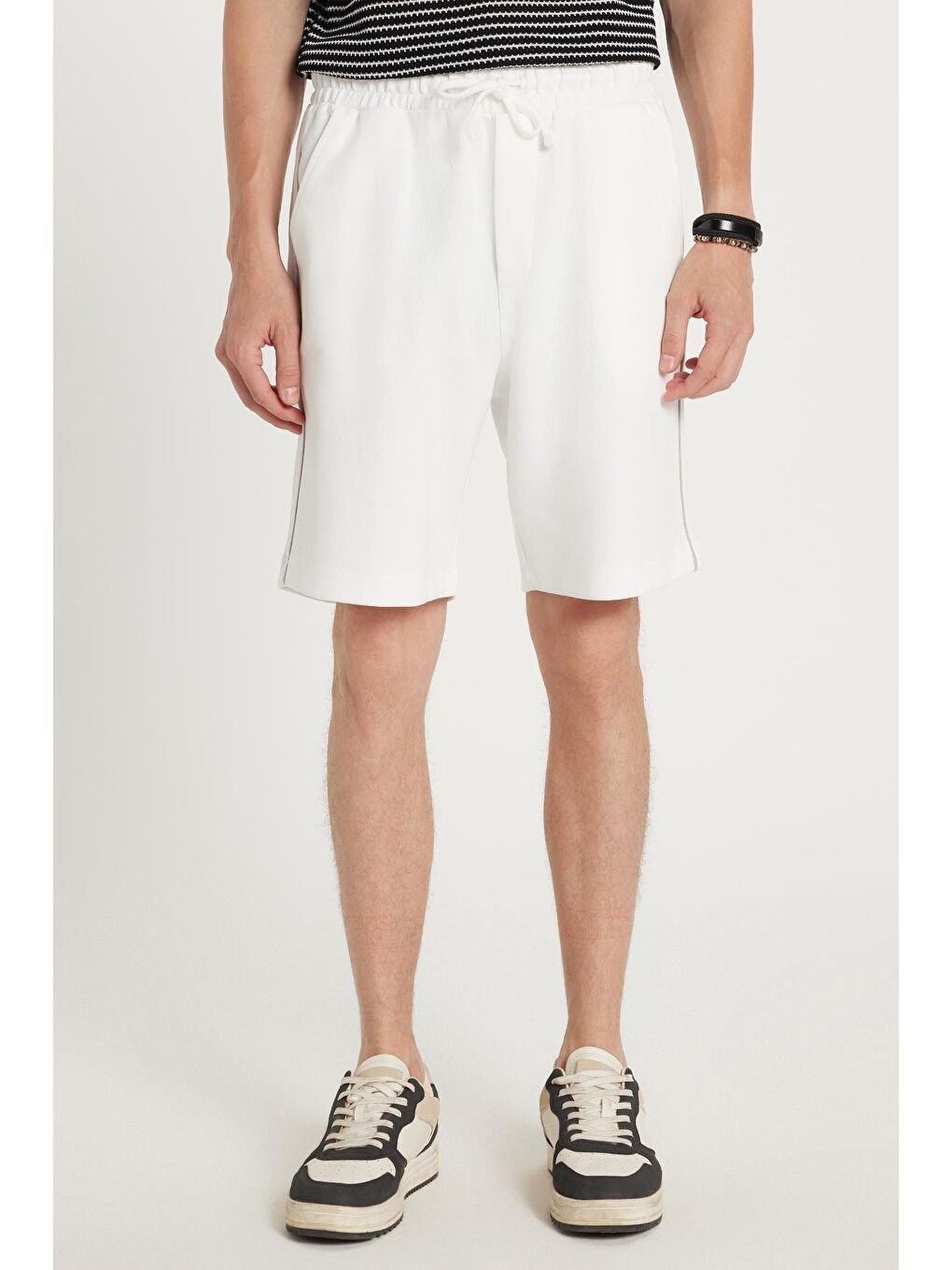Erkek Regular Fit Klasik Kesim Beli Bağcıklı 3 Cepli Şeritli Beyaz Şort