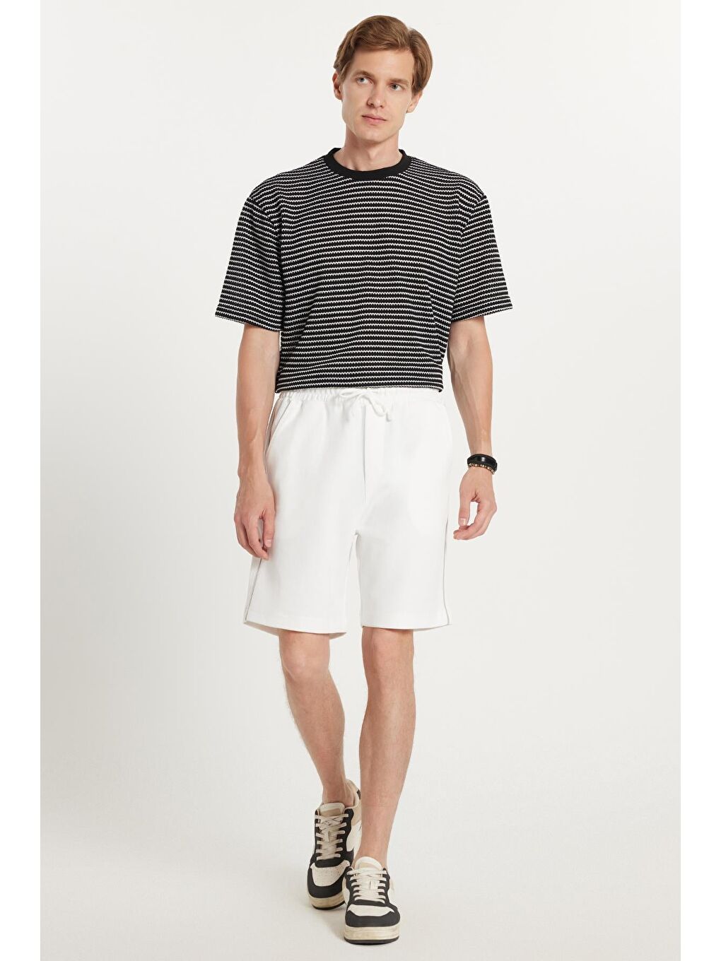 Erkek Regular Fit Klasik Kesim Beli Bağcıklı 3 Cepli Şeritli Beyaz Şort-1