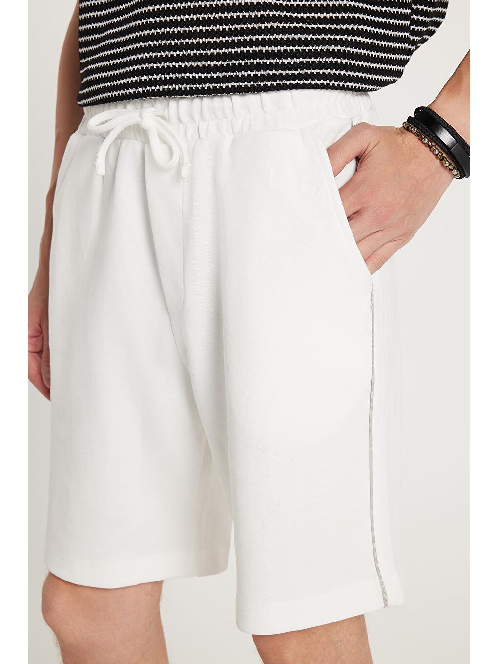 Erkek Regular Fit Klasik Kesim Beli Bağcıklı 3 Cepli Şeritli Beyaz Şort-2