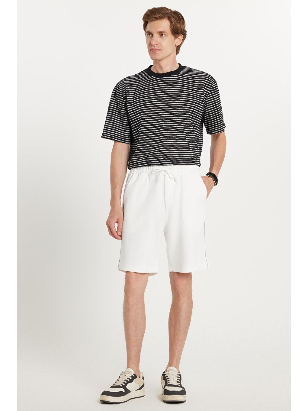 Erkek Regular Fit Klasik Kesim Beli Bağcıklı 3 Cepli Şeritli Beyaz Şort-3