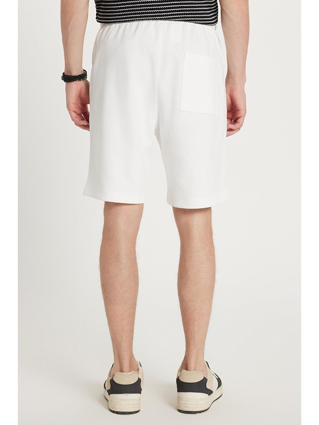 Erkek Regular Fit Klasik Kesim Beli Bağcıklı 3 Cepli Şeritli Beyaz Şort-4