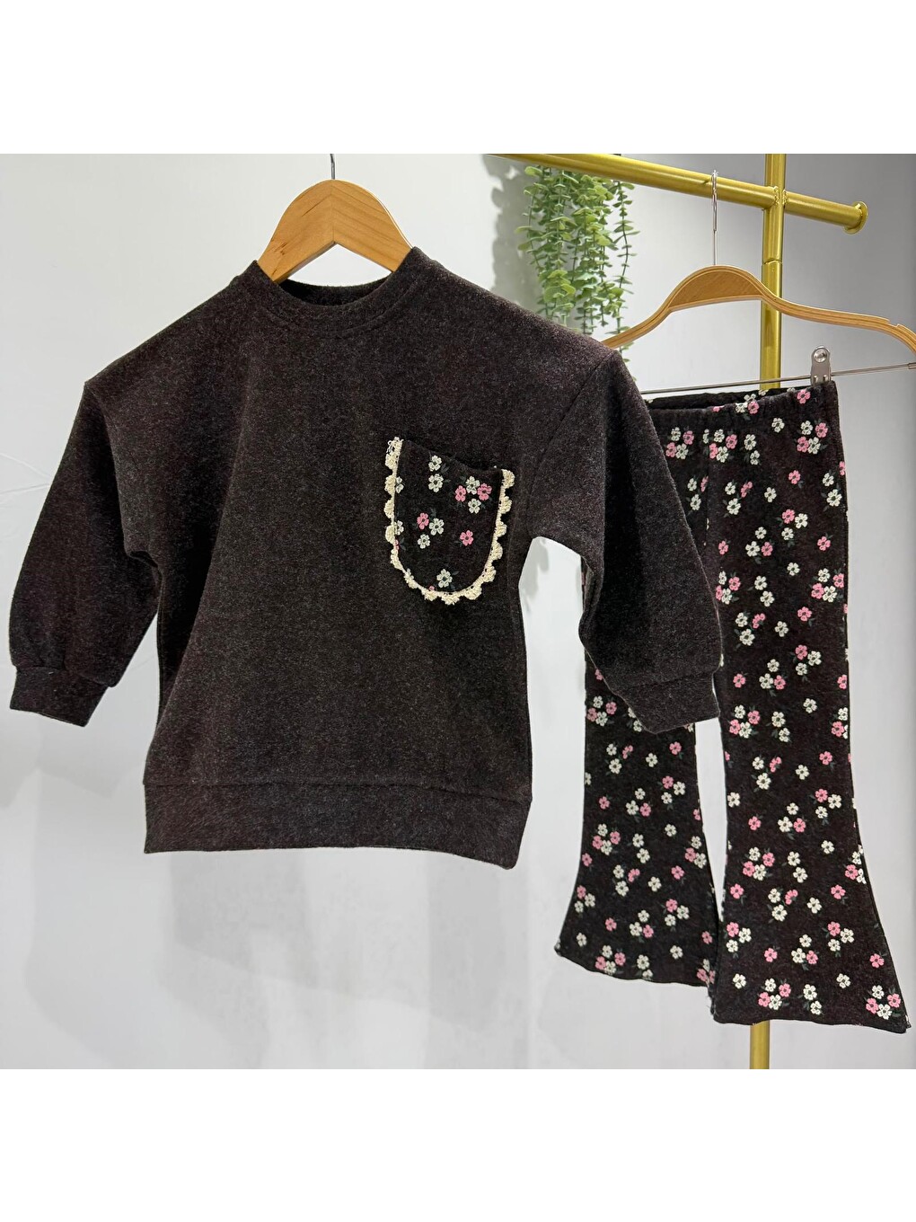 Kız Çocuk Çiçek Desenli Siyah Sweatshirt Ve İspanyol Paça Tayt Takımı-1