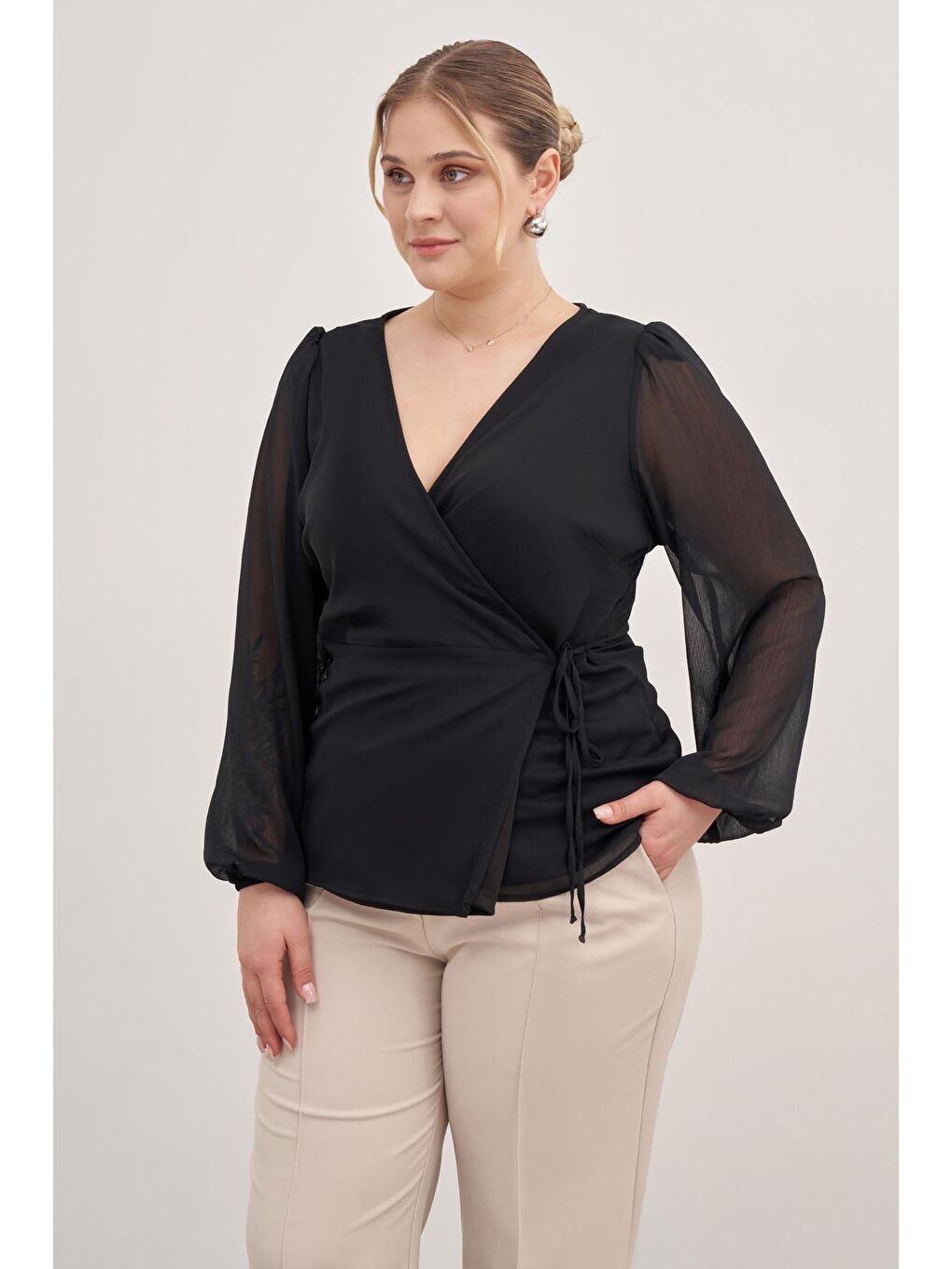 Siyah Astarlı Bağlama Detaylı Şifon Bluz