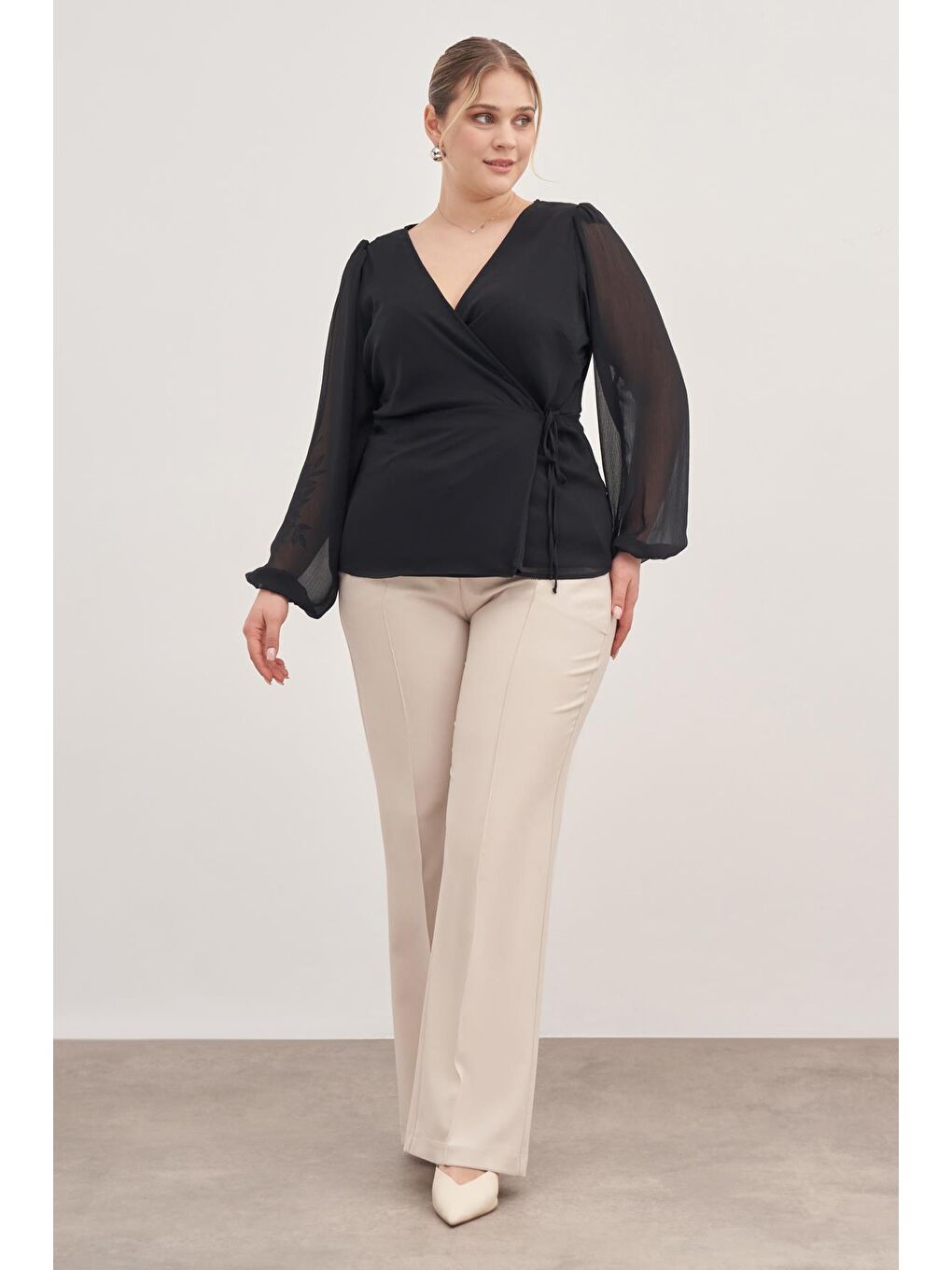 Siyah Astarlı Bağlama Detaylı Şifon Bluz-2