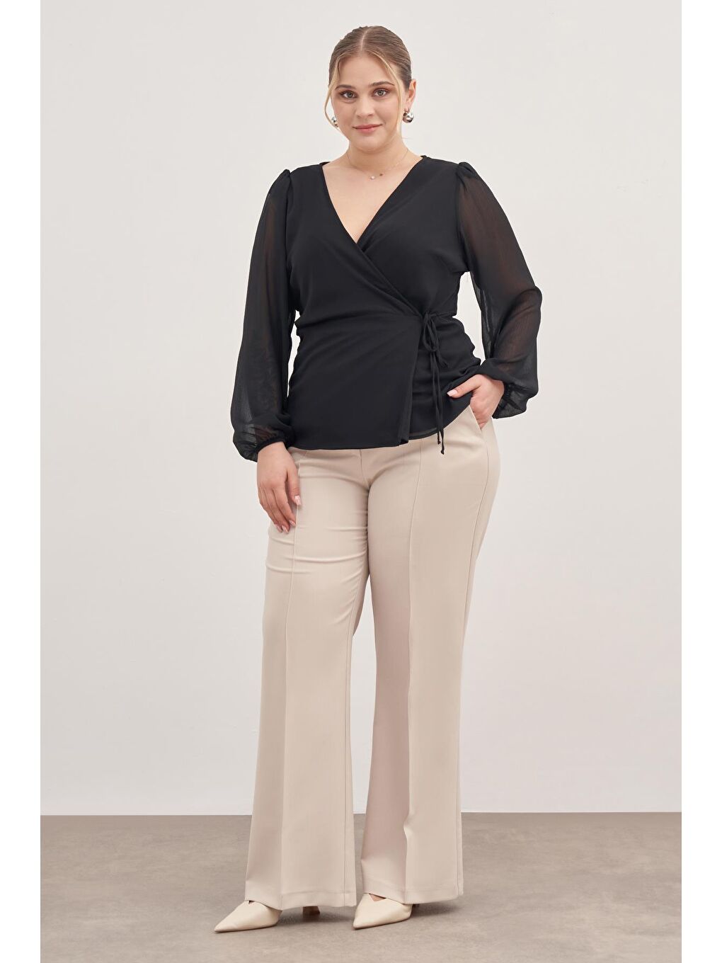 Siyah Astarlı Bağlama Detaylı Şifon Bluz-3