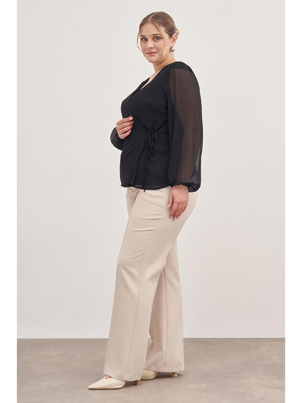 Siyah Astarlı Bağlama Detaylı Şifon Bluz-4