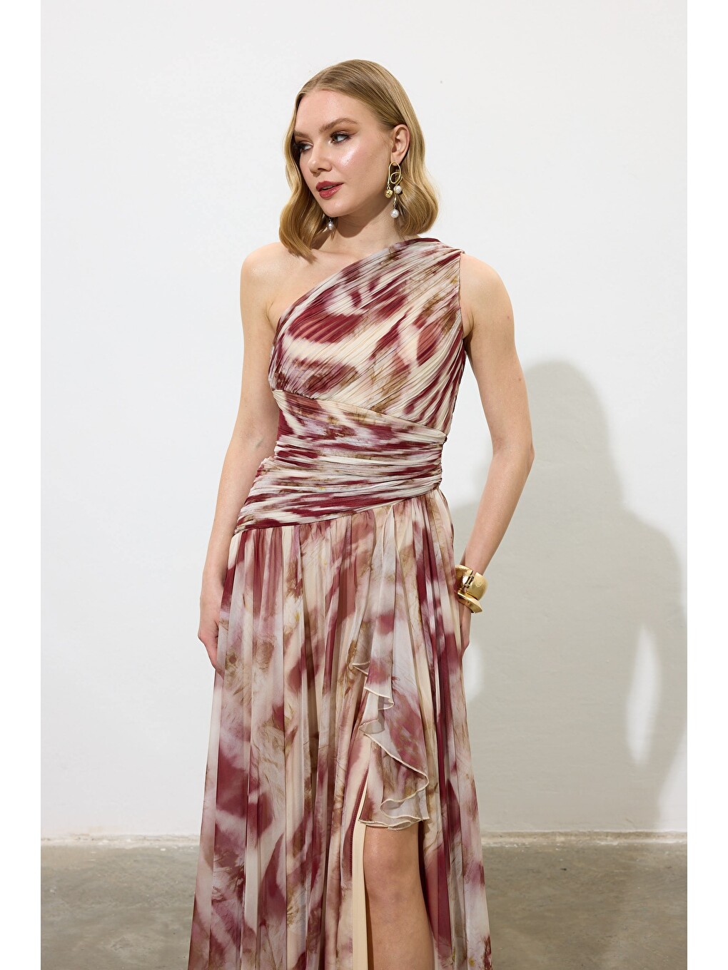 Bordo Yırtmaçlı Tek Kol Desenli Abiye Elbise-2