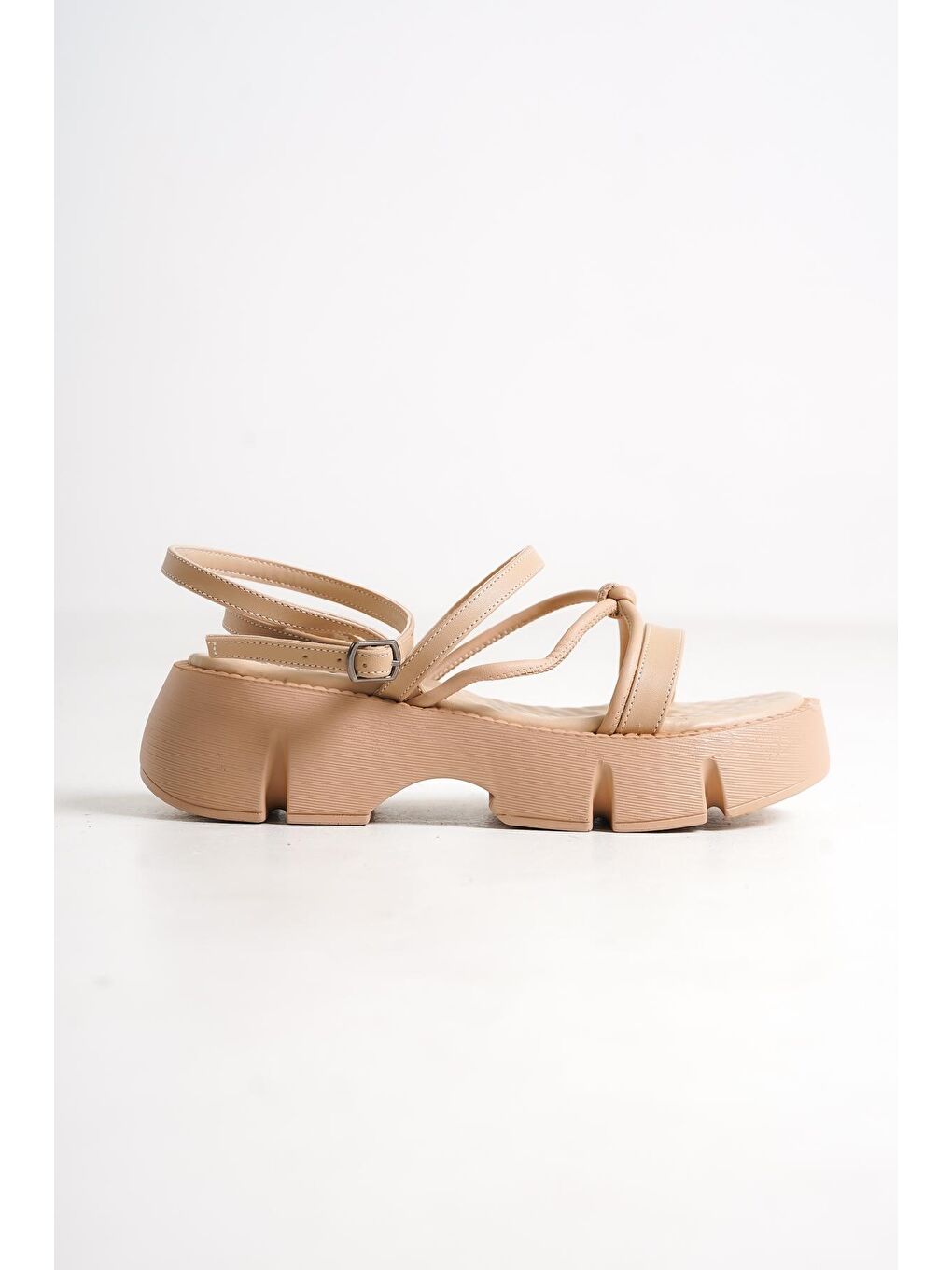 Bej Amy Kalın Tabanlı Bilekten Bantlı Konfor Tabanlı Kadın Sandalet-1