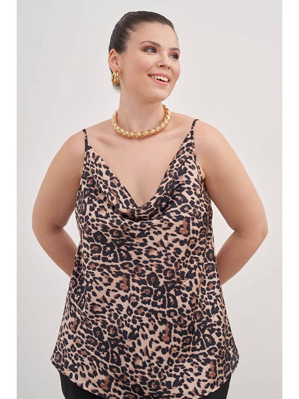 Kahverengi Saten Degaje Yaka İp Askılı Bluz-1