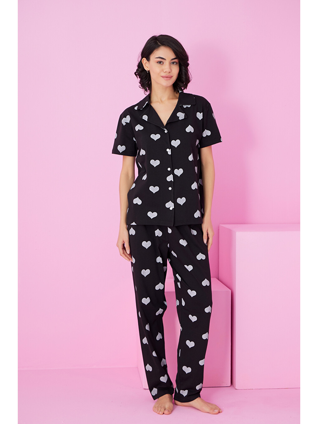 Siyah Beyaz Kalp Baskılı Gömlek Yaka Düğmeli Örme Pijama Takım-1