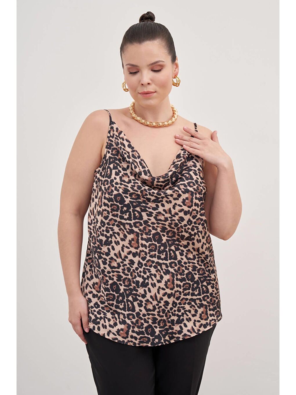 Kahverengi Saten Degaje Yaka İp Askılı Bluz-3