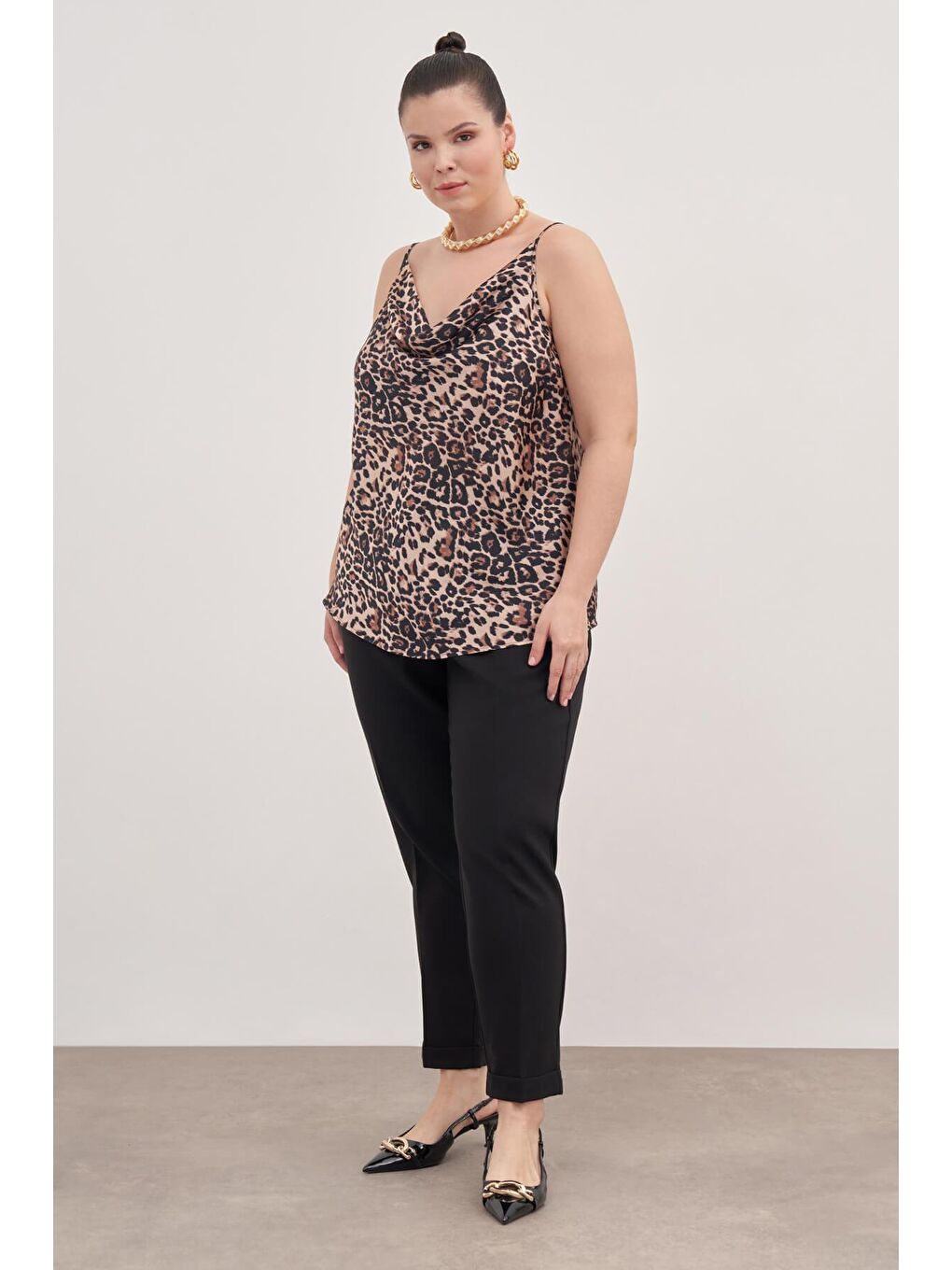 Kahverengi Saten Degaje Yaka İp Askılı Bluz-5