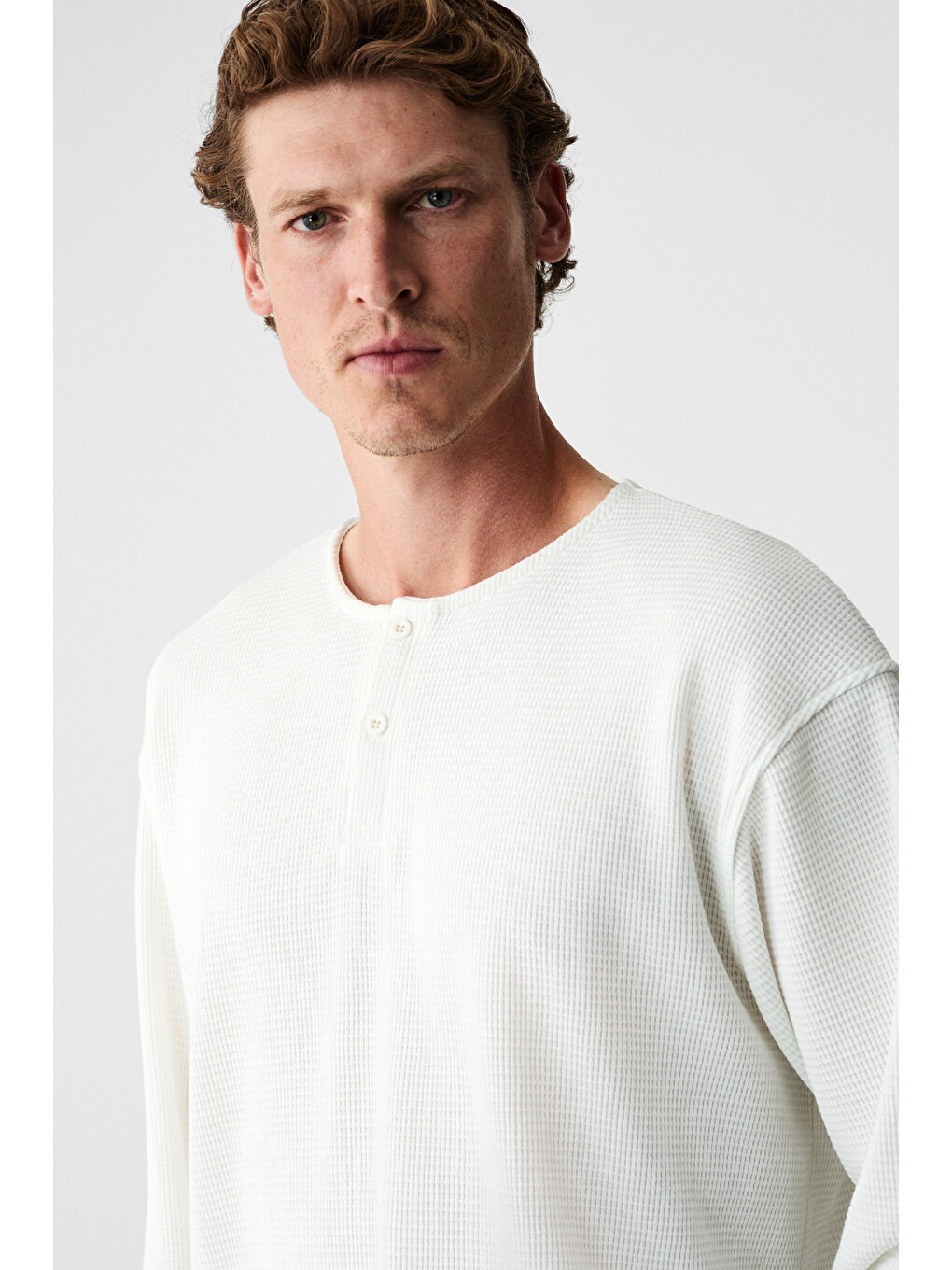 Erkek Organik Pamuklu Bisiklet Yaka Yarım Patlı Düğmeli Regular Beyaz Sweatshirt-2