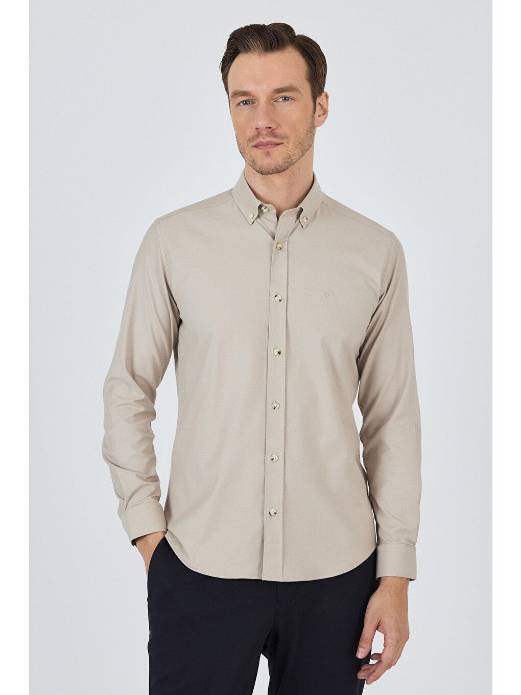 Bej Uzun Kol Düz Bez Ayağı Düğmeli Yaka Cepsiz Pamuklu Casual Slim Fit Gömlek 1004250212-1