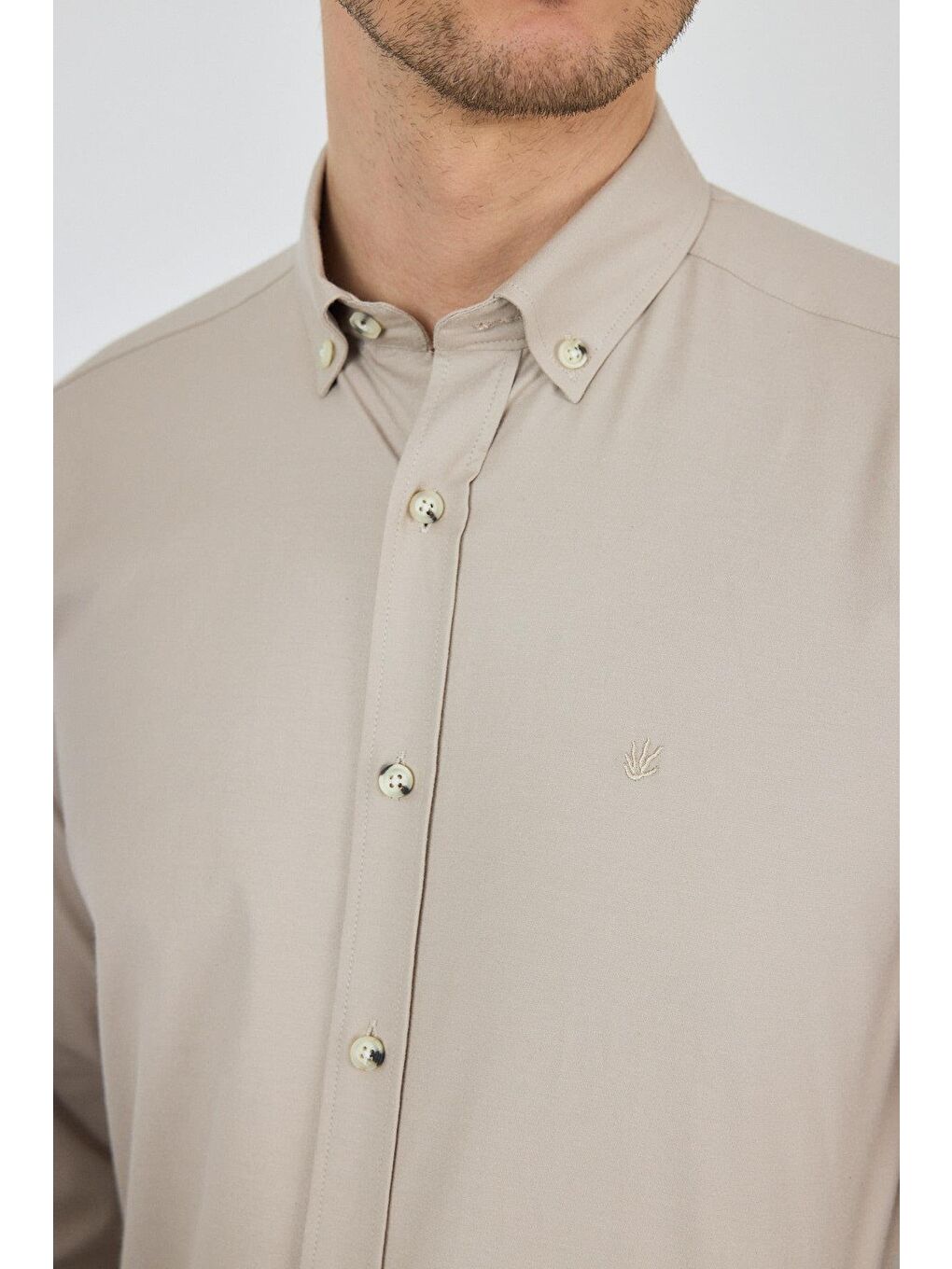 Bej Uzun Kol Düz Bez Ayağı Düğmeli Yaka Cepsiz Pamuklu Casual Slim Fit Gömlek 1004250212-3