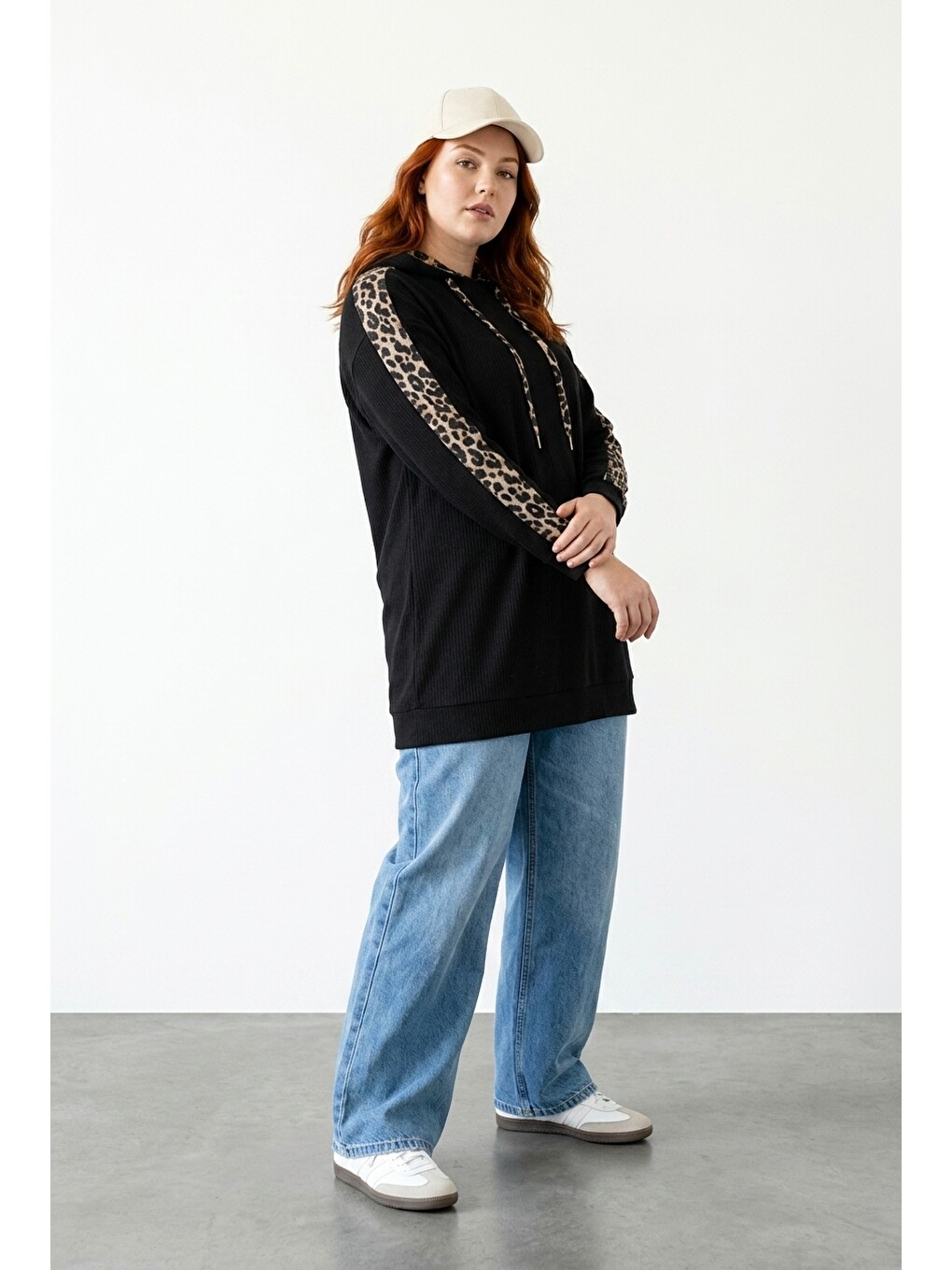 Siyah Leopar Desenli Kapüşonlu Sweatshirt