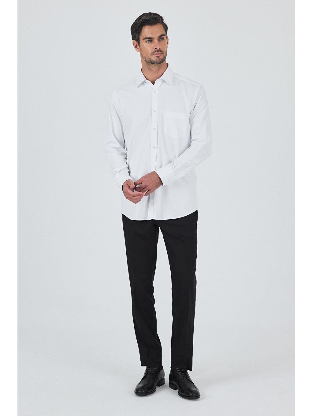 Beyaz Uzun Kol Düz Bez Ayağı Sert Yaka Cepli Pamuklu Classic Comfort Fit Gömlek 1004250210-1