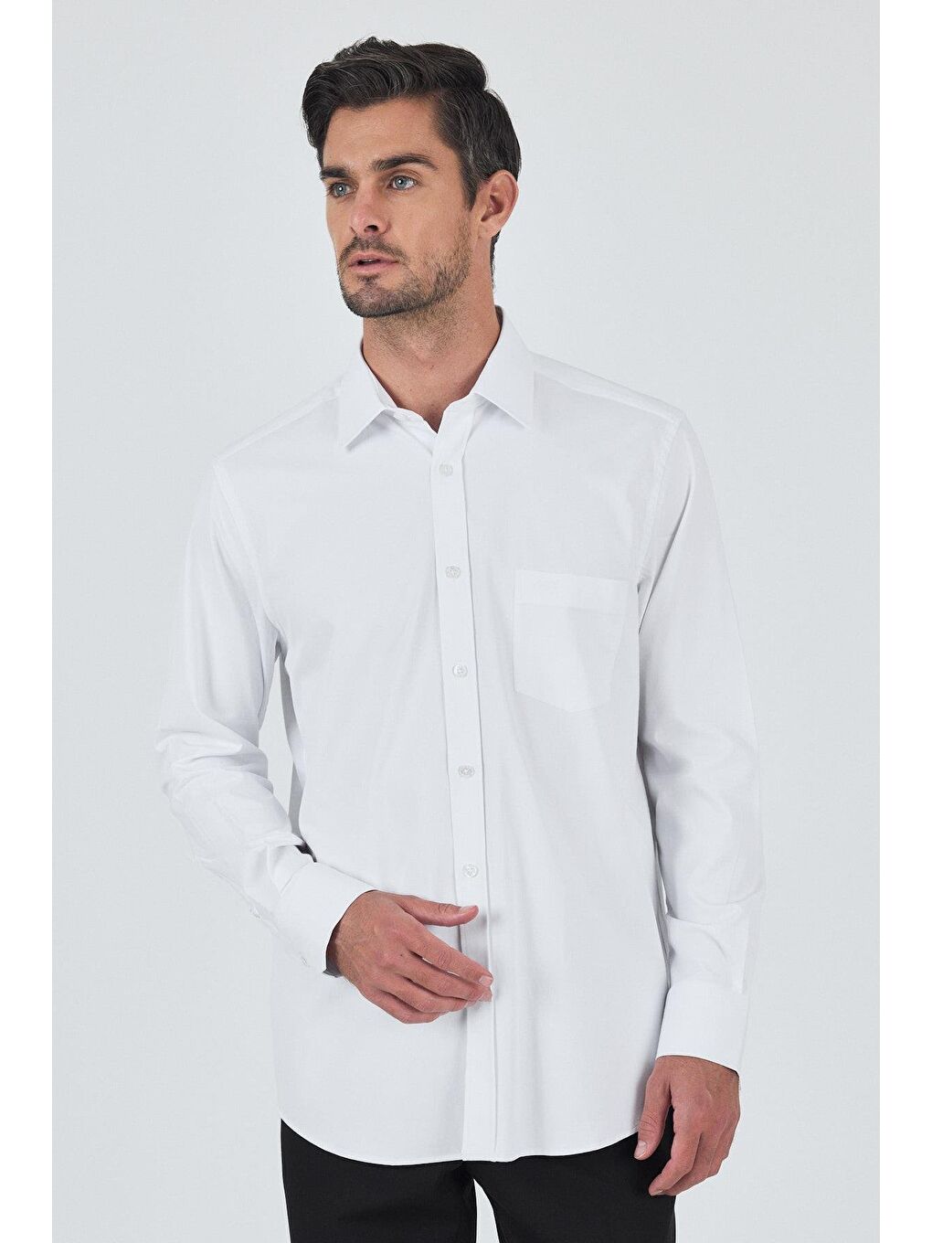 Beyaz Uzun Kol Düz Bez Ayağı Sert Yaka Cepli Pamuklu Classic Comfort Fit Gömlek 1004250210-2