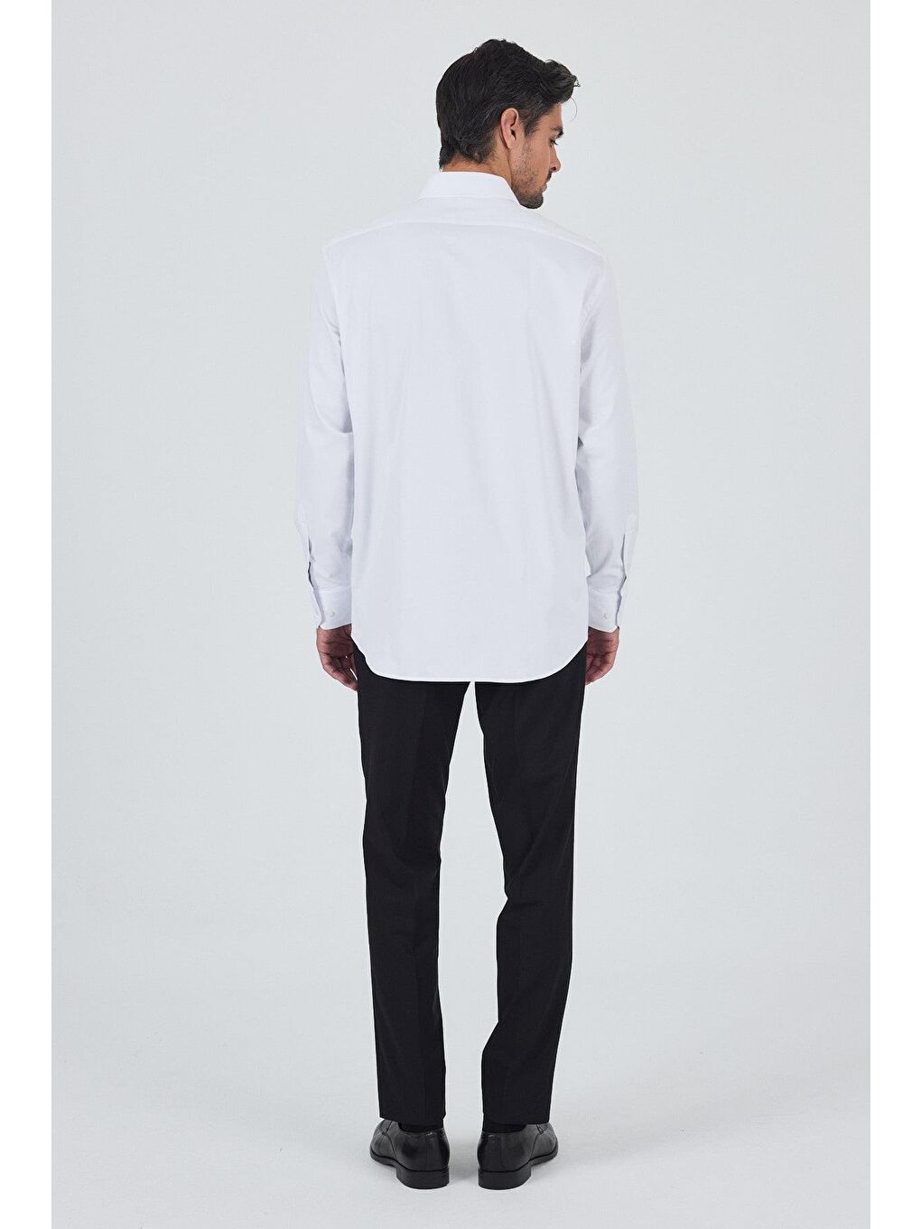 Beyaz Uzun Kol Düz Bez Ayağı Sert Yaka Cepli Pamuklu Classic Comfort Fit Gömlek 1004250210-4