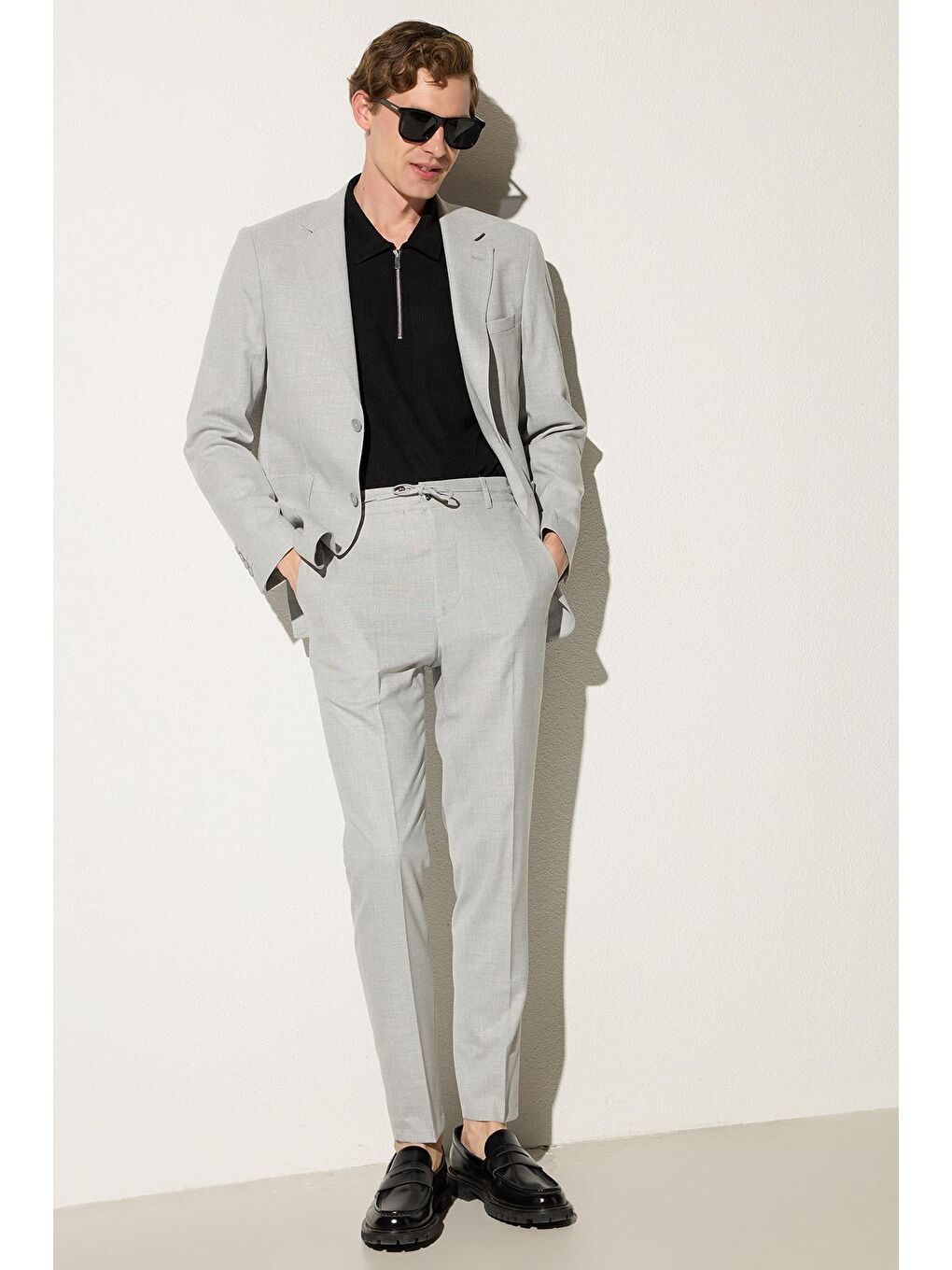 Erkek Regular Fit Gri Esnek Elastanlı Kumaş Mono Yaka Torba Cepli Takım Elbise-1