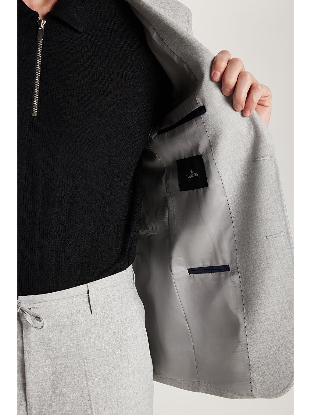 Erkek Regular Fit Gri Esnek Elastanlı Kumaş Mono Yaka Torba Cepli Takım Elbise-3