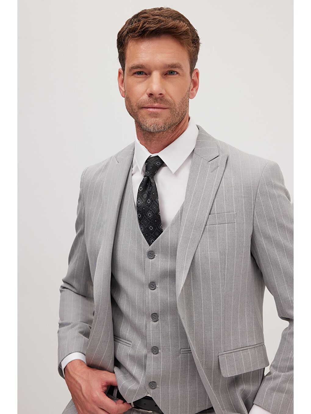 Erkek Slim Fit Gri Esnek Elastanlı Kumaş Sivri Yaka Yelekli Takım Elbise-1