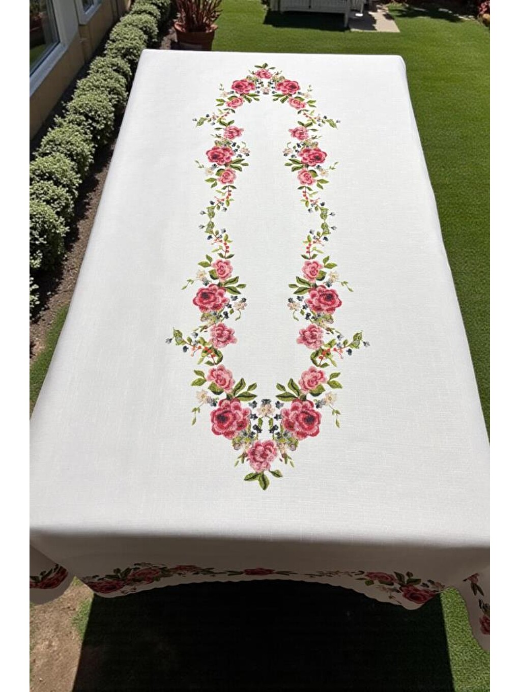 Karışık Gülzar Dertsiz Masa Örtüsü 150x150 Cm Beyaz-1