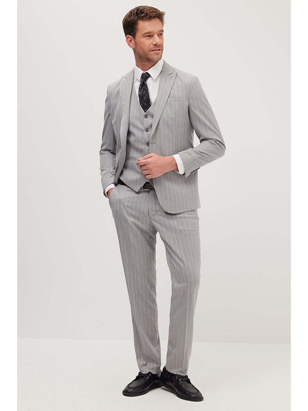 Erkek Slim Fit Gri Esnek Elastanlı Kumaş Sivri Yaka Yelekli Takım Elbise-4