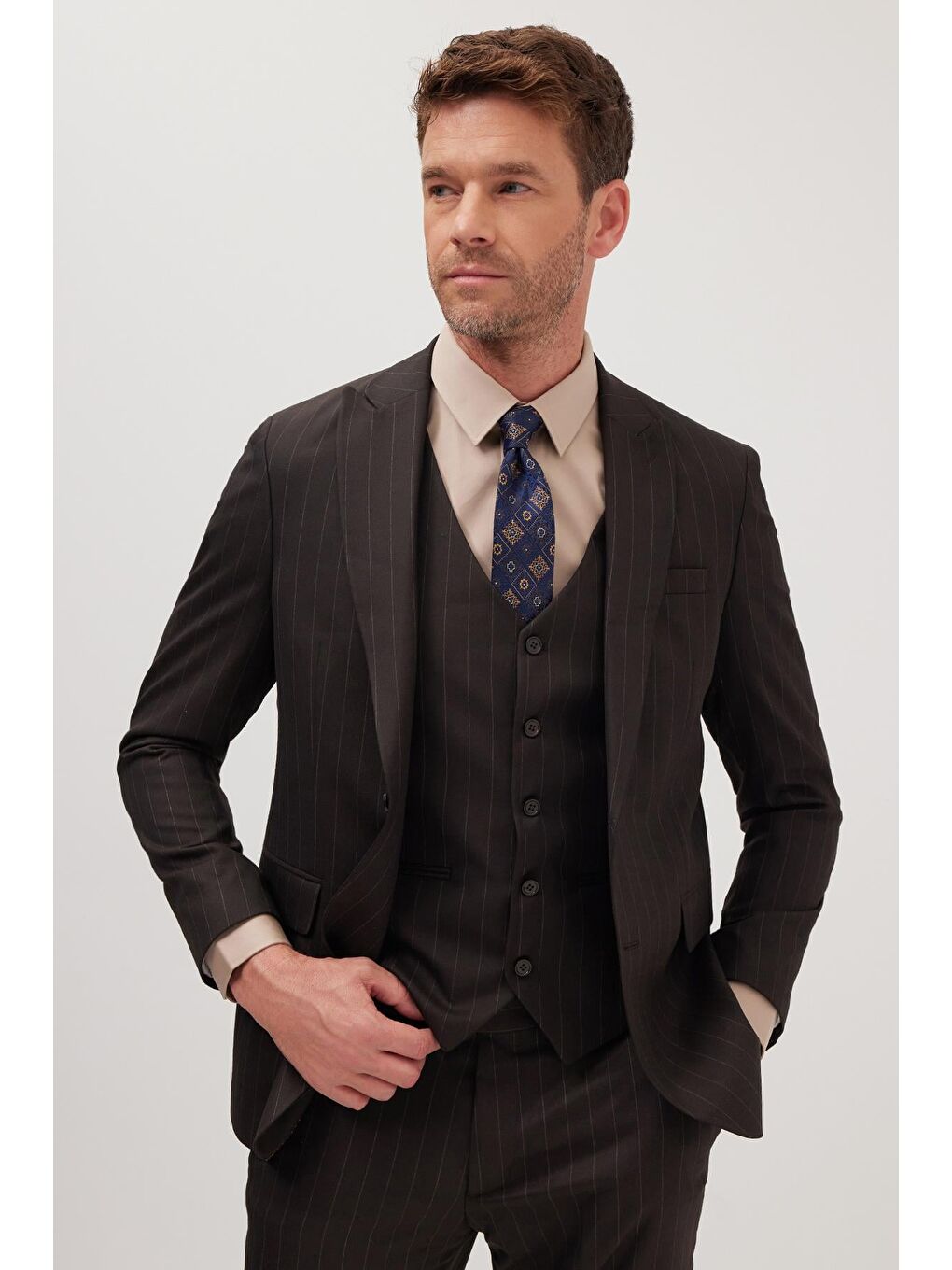 Erkek Slim Fit Kahverengi Esnek Elastanlı Kumaş Sivri Yaka Yelekli Takım Elbise-1