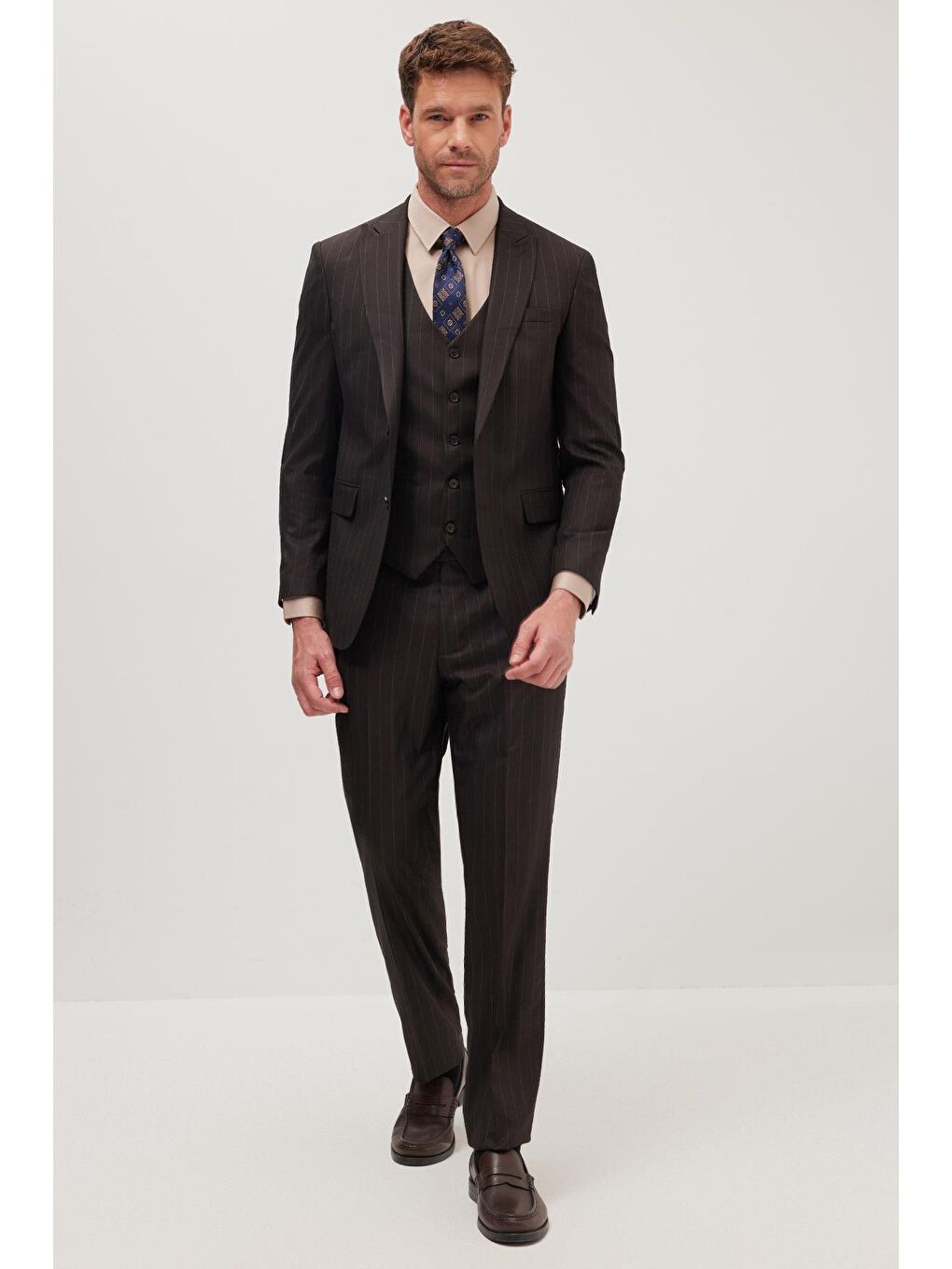 Erkek Slim Fit Kahverengi Esnek Elastanlı Kumaş Sivri Yaka Yelekli Takım Elbise-4