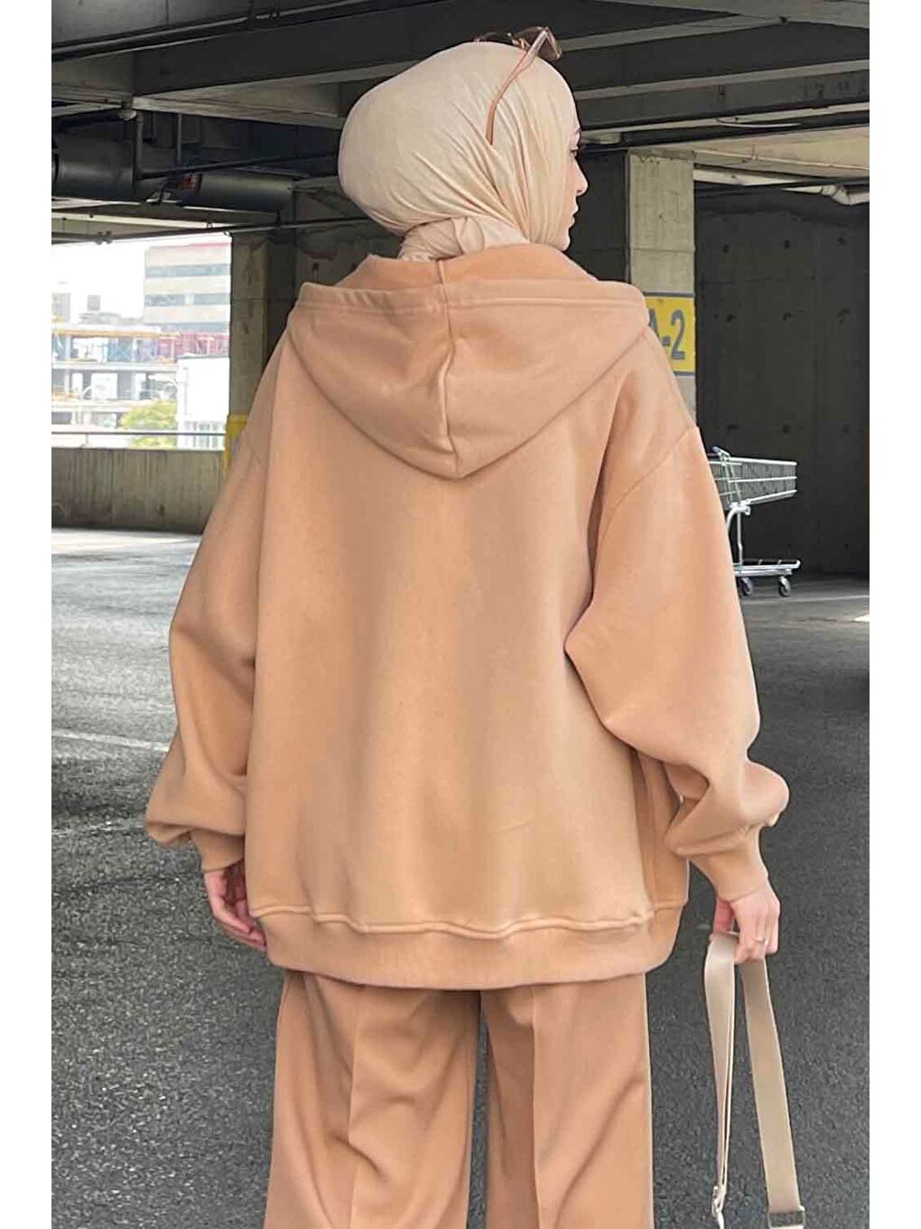 Kahverengi Kapüşonlu Oversize Yan Cepli Sweat Sütlü Kahve-4