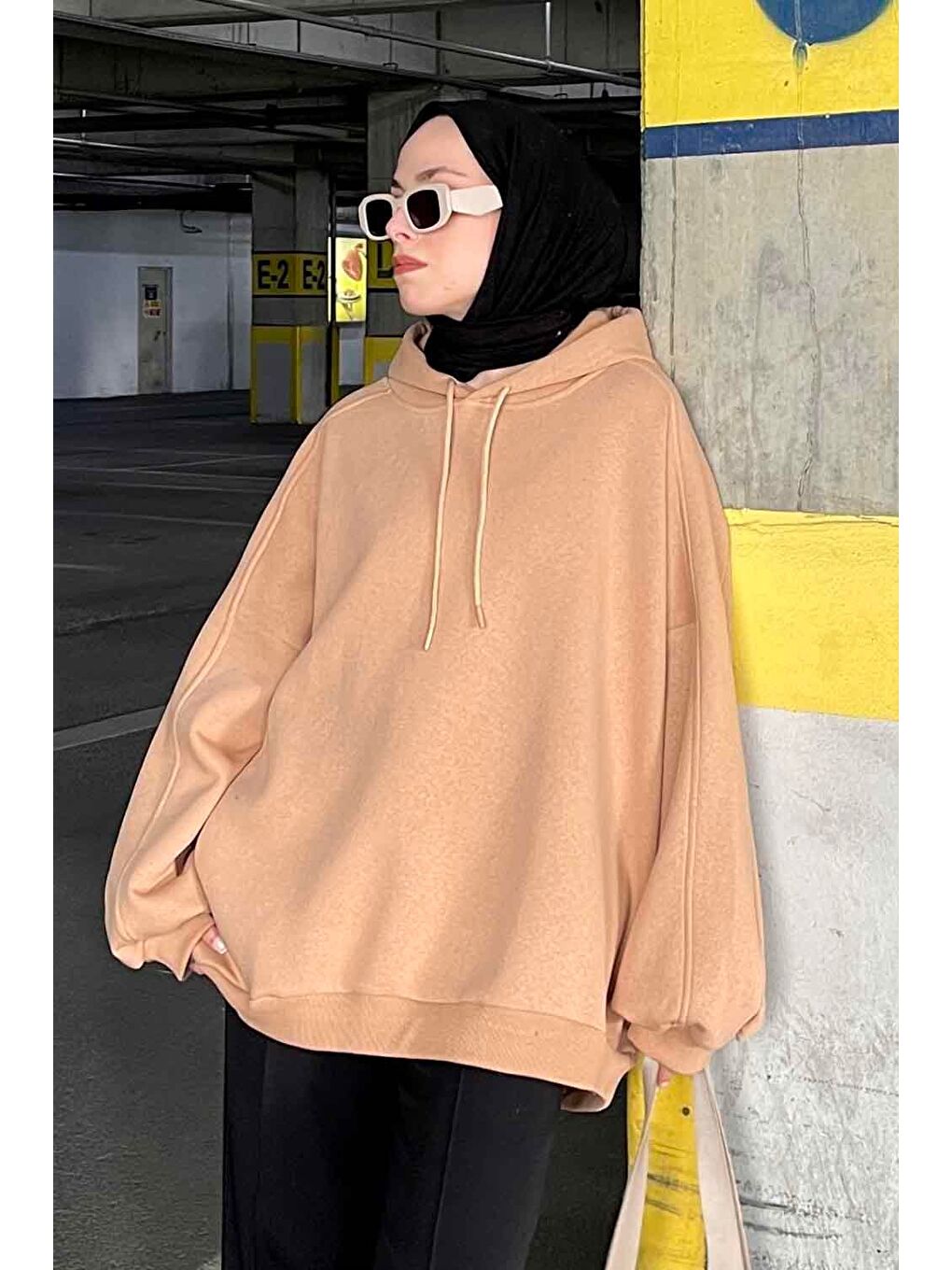 Kahverengi Kapüşonlu Oversize Yan Cepli Sweat Sütlü Kahve-1