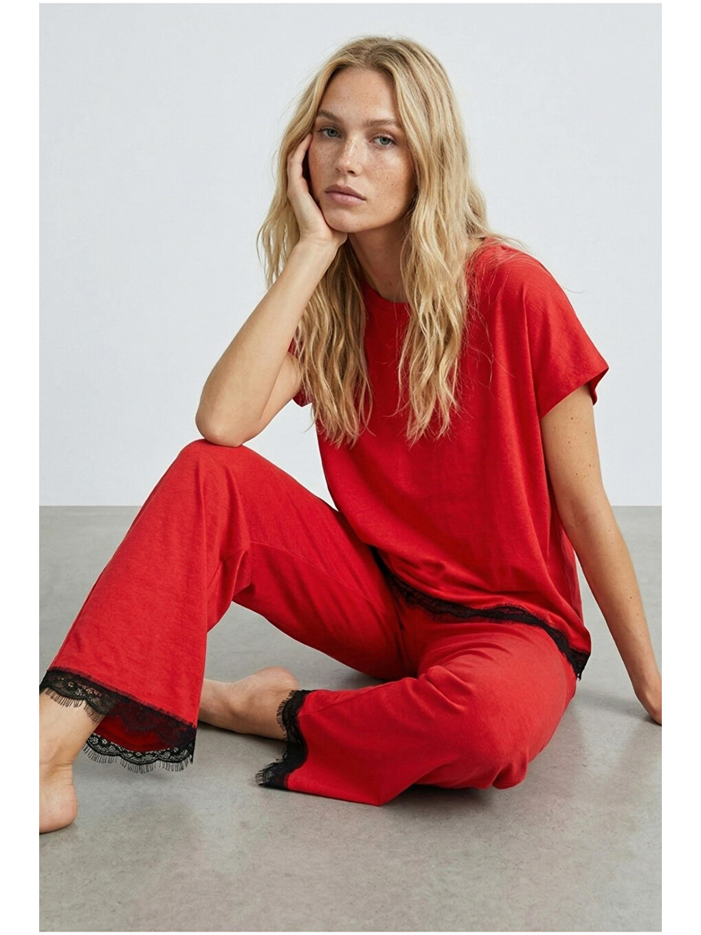 Kırmızı Dantel Detaylı Bisiklet Yaka Örme Pijama Takım