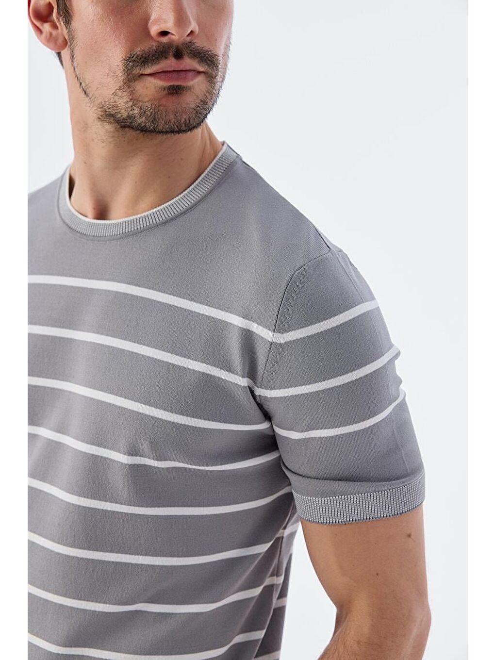 Gri Beyaz Slim Fit Bisiklet Yaka Çizgili Triko T-Shirt-2