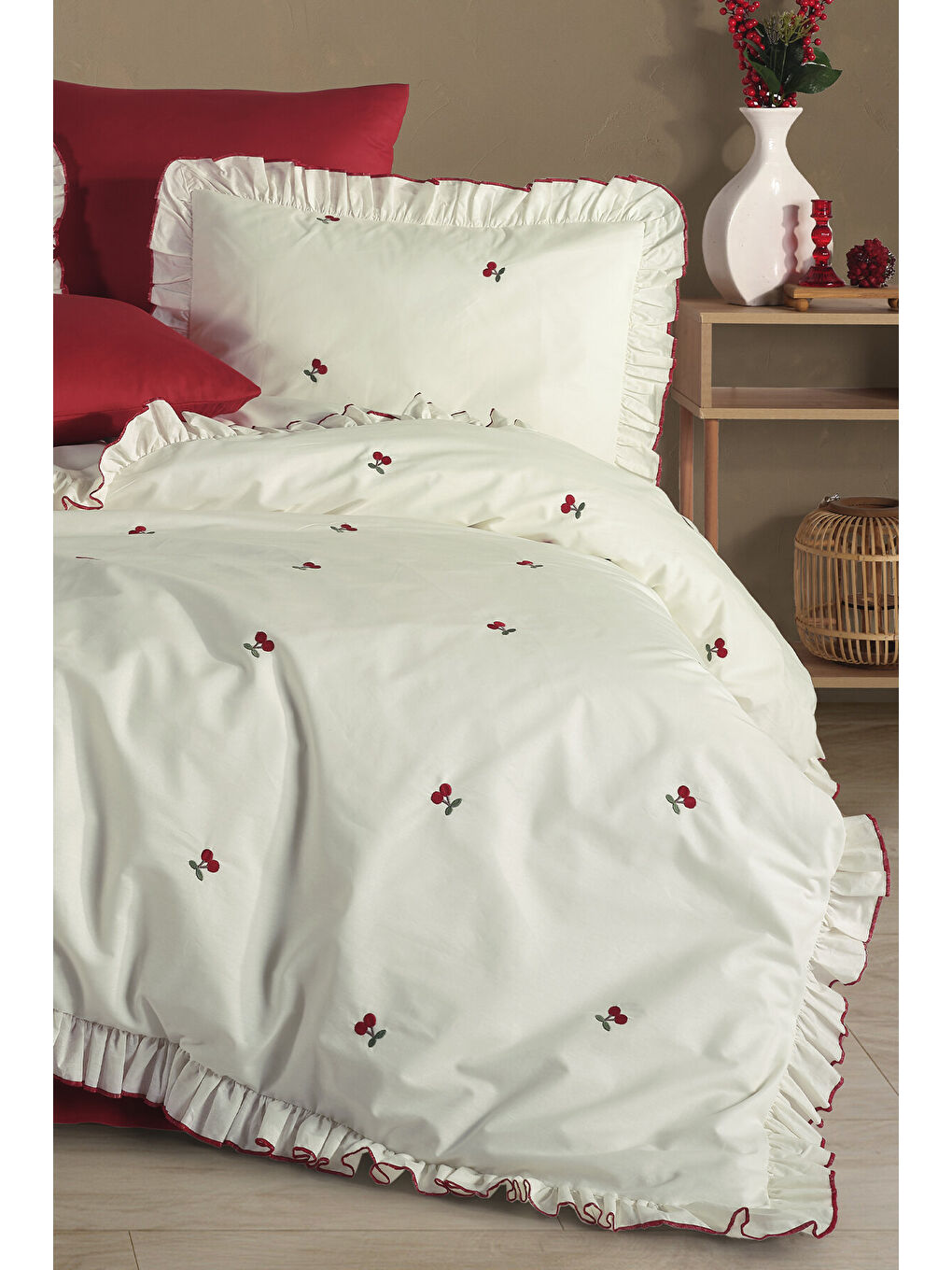 Beyaz Ranforce %100 Pamuk Nakışlı Fırfırlı Nevresim Seti Leva V1-2