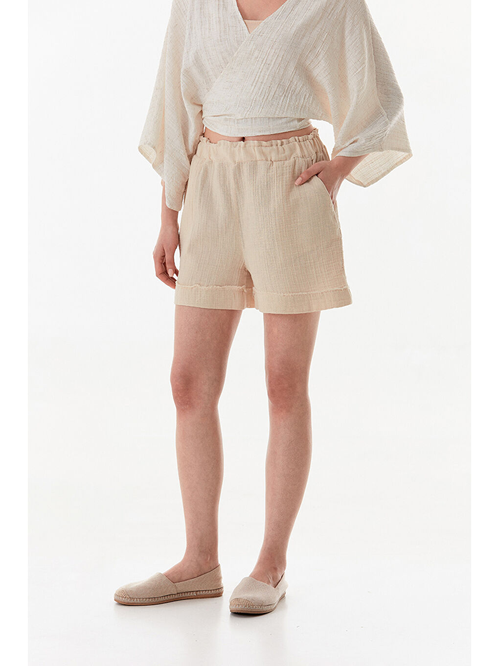 Bej Beli Lastikli Cepli Müslin Şort-1