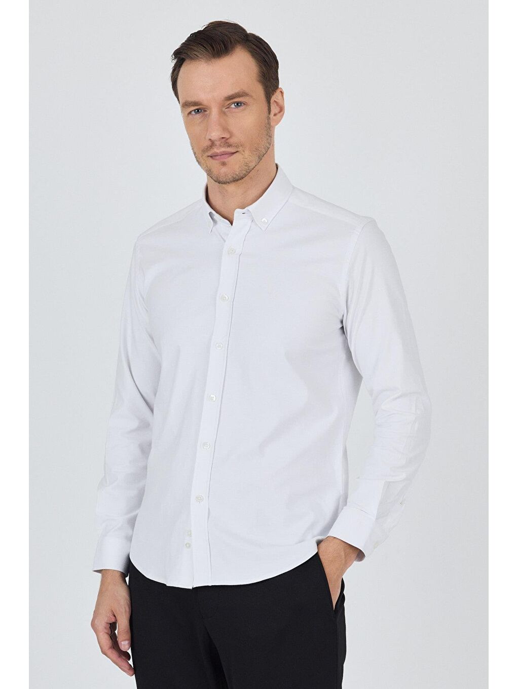 Beyaz Uzun Kol Düz Bez Ayağı Düğmeli Yaka Cepsiz Pamuklu Casual Slim Fit Gömlek 1004250212