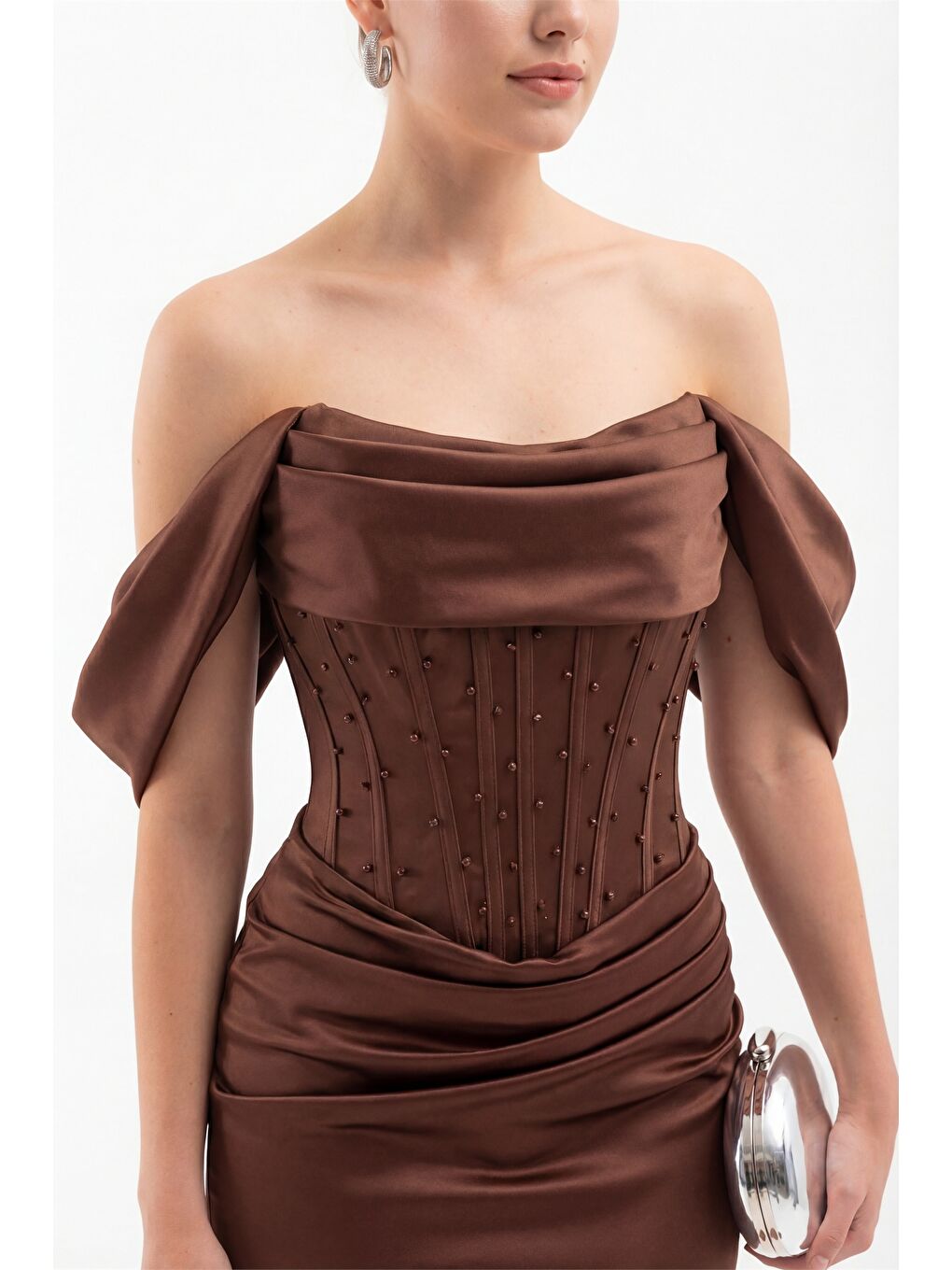 Kadın Kahverengi Dar Kalıp Kayık Yaka Boncuklu Uzun Saten Abiye Elbise-2