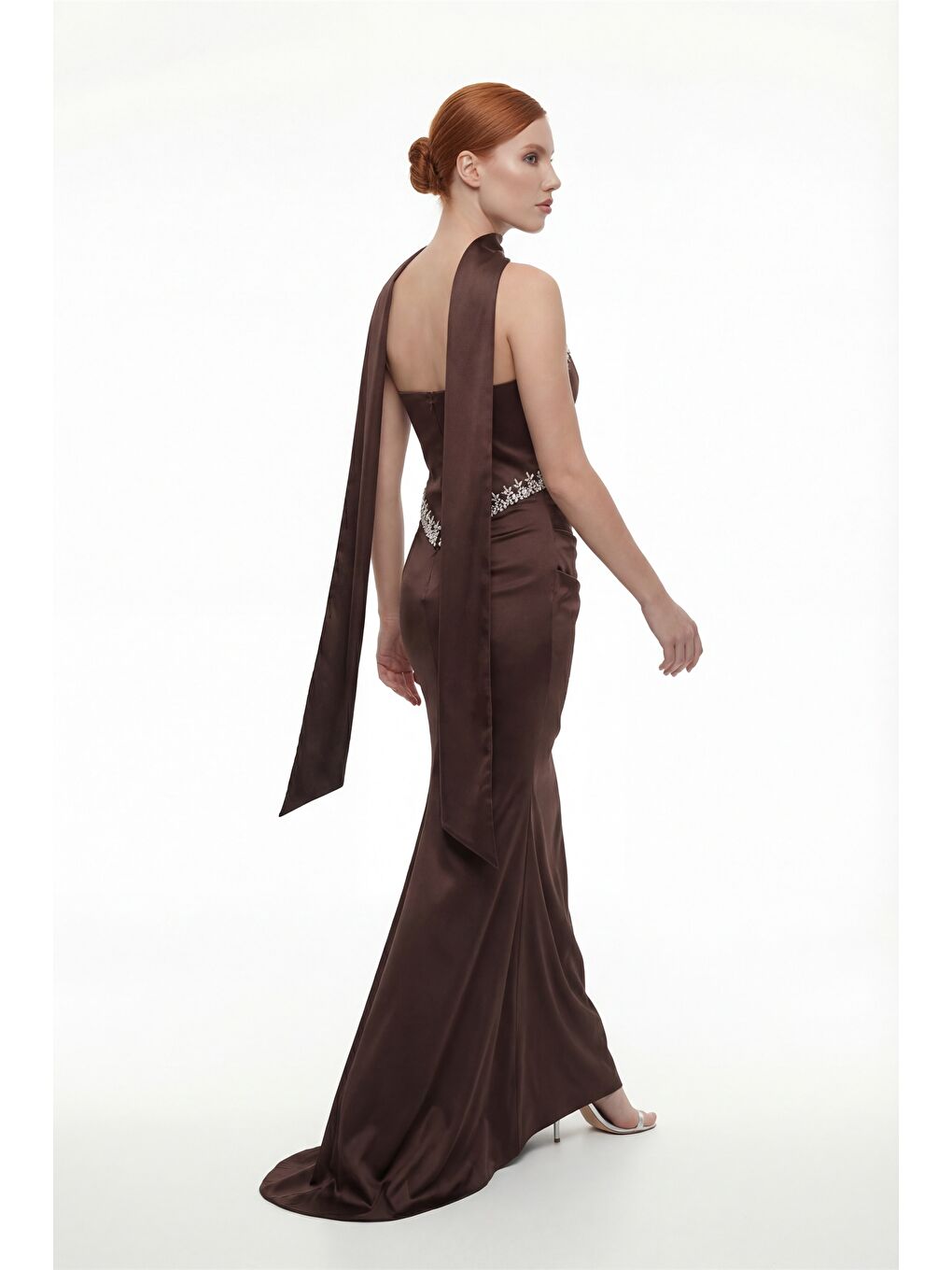 Kadın Kahverengi Dar Kalıp Straplez Taşlı Uzun Saten Abiye Elbise-5