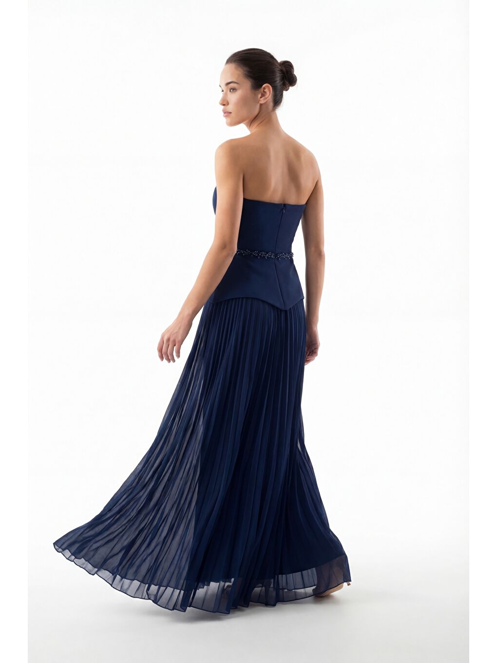 Kadın Lacivert Dar Kalıp Straplez Yaka Taşlı Piliseli Uzun Abiye Elbise-5