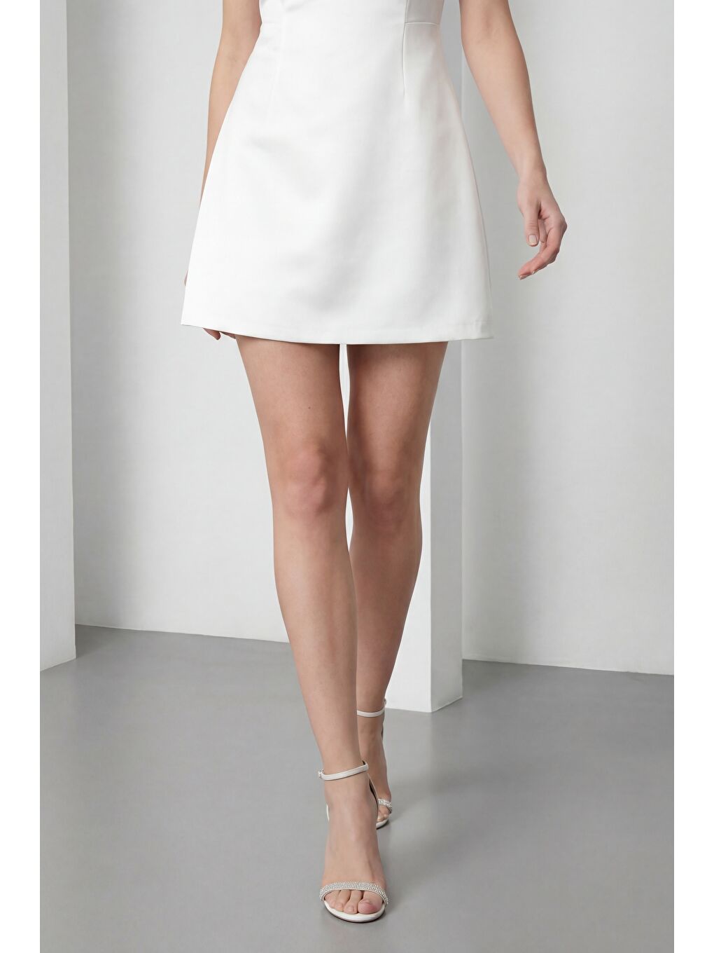 Kadın Ekru Sırt Dekolteli Mini Saten Mezuniyet Abiye Elbise-3