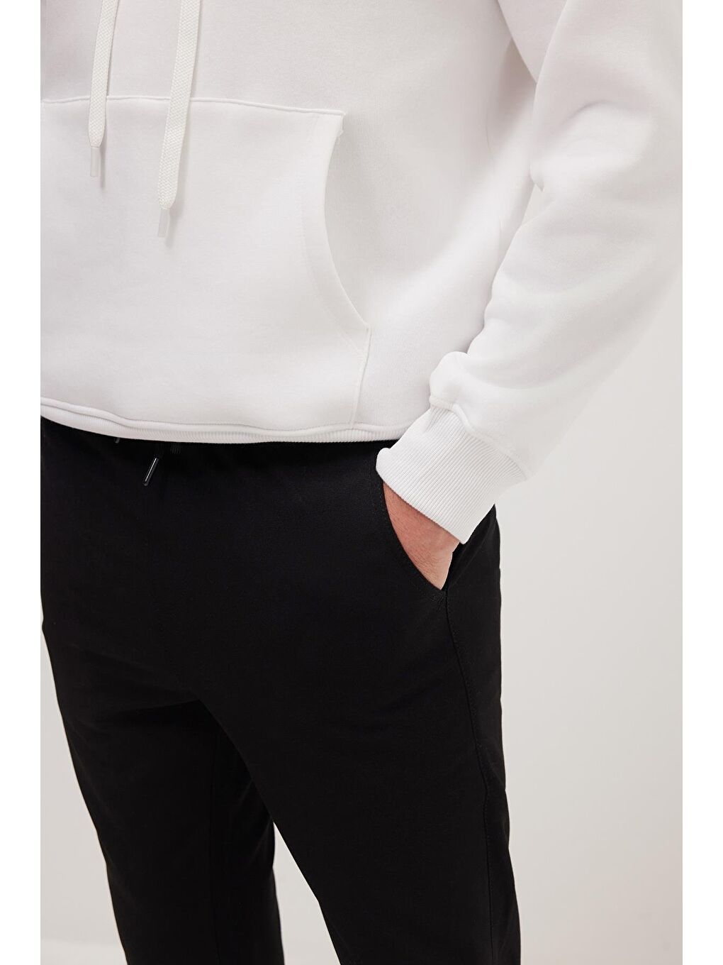 Erkek Slim Fit Dar Kesim Pamuklu Lastikli Beli Bağcıklı Siyah Pantolon-2