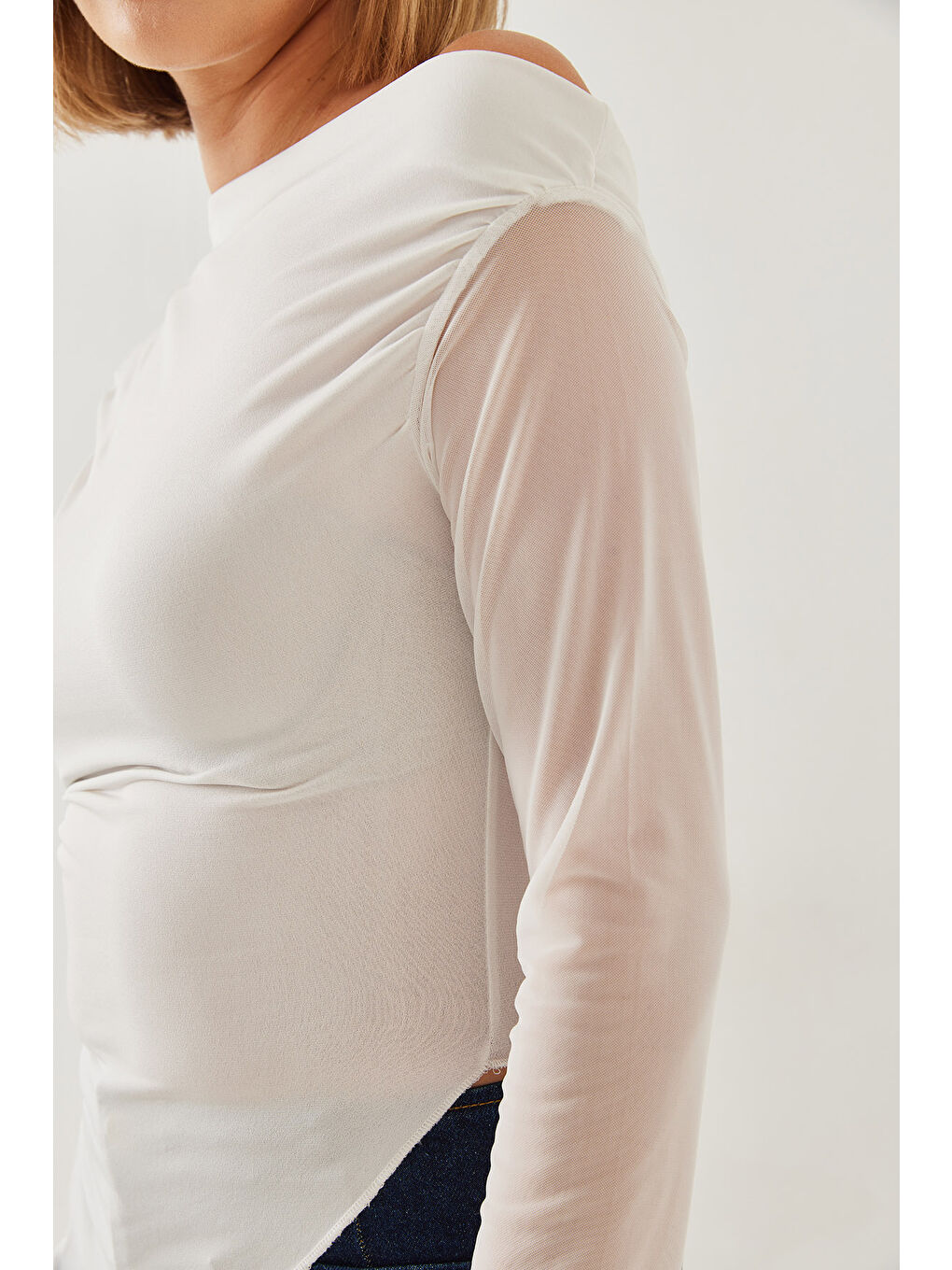 Beyaz Kadın Tül Detay Asimetrik Kesim Bluz-1