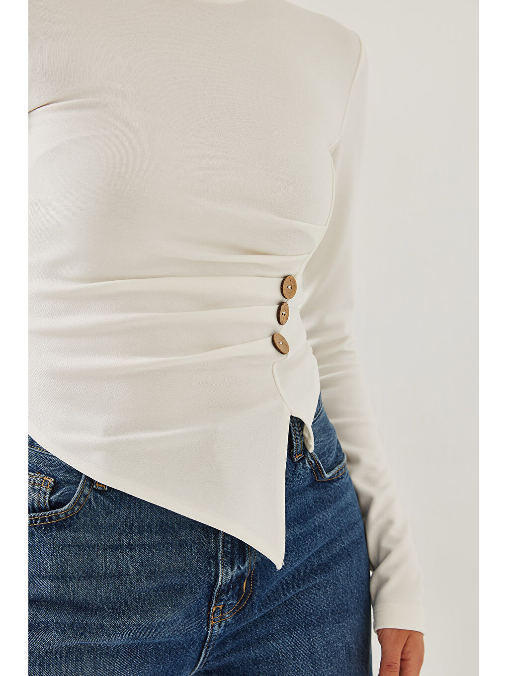 Beyaz Kadın Düğme Desenli Asimetrik Kesim Bluz-1