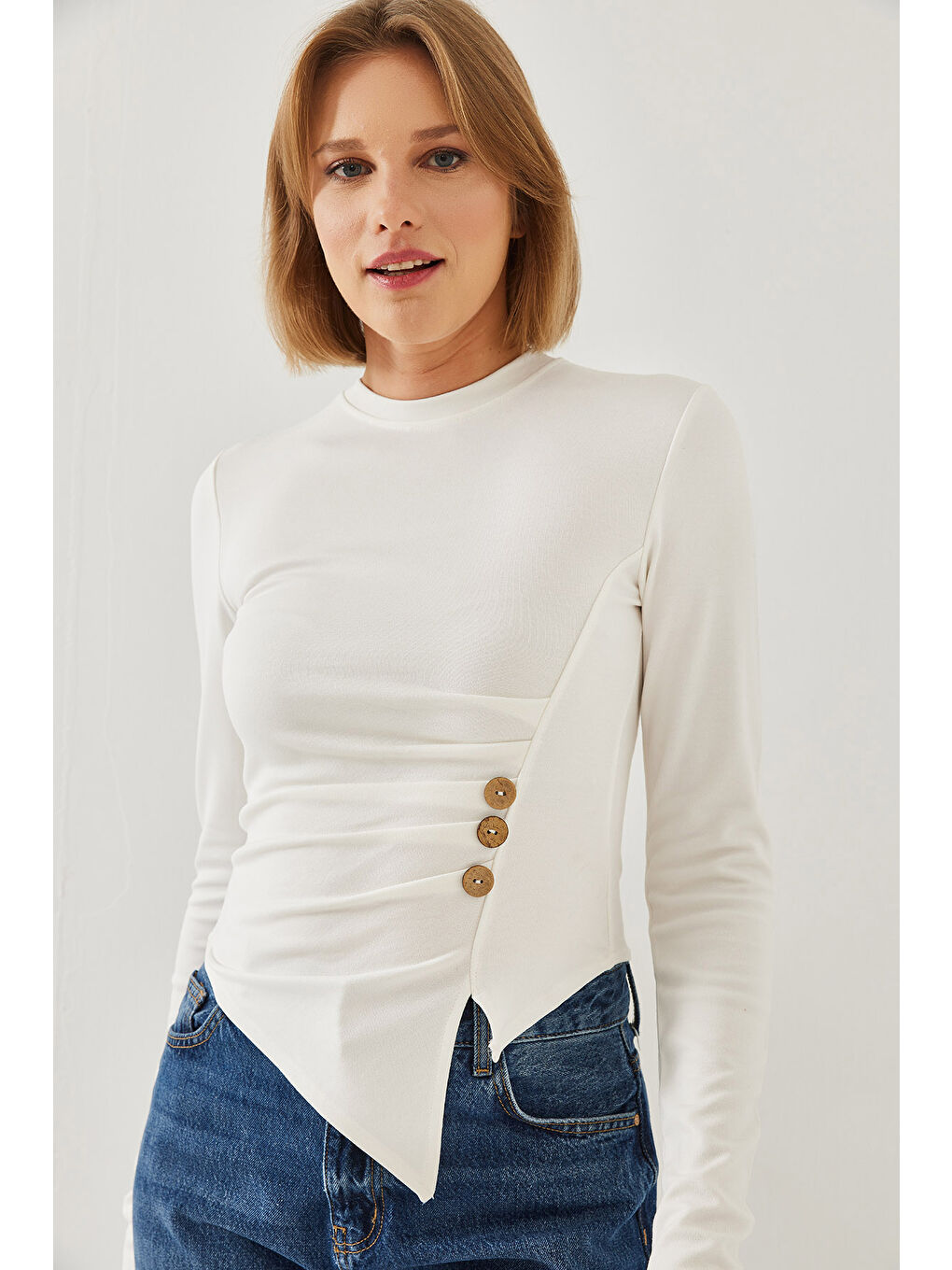 Beyaz Kadın Düğme Desenli Asimetrik Kesim Bluz-3