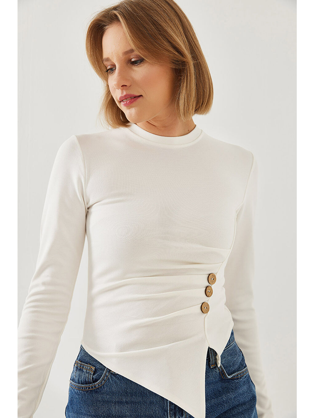 Beyaz Kadın Düğme Desenli Asimetrik Kesim Bluz-4