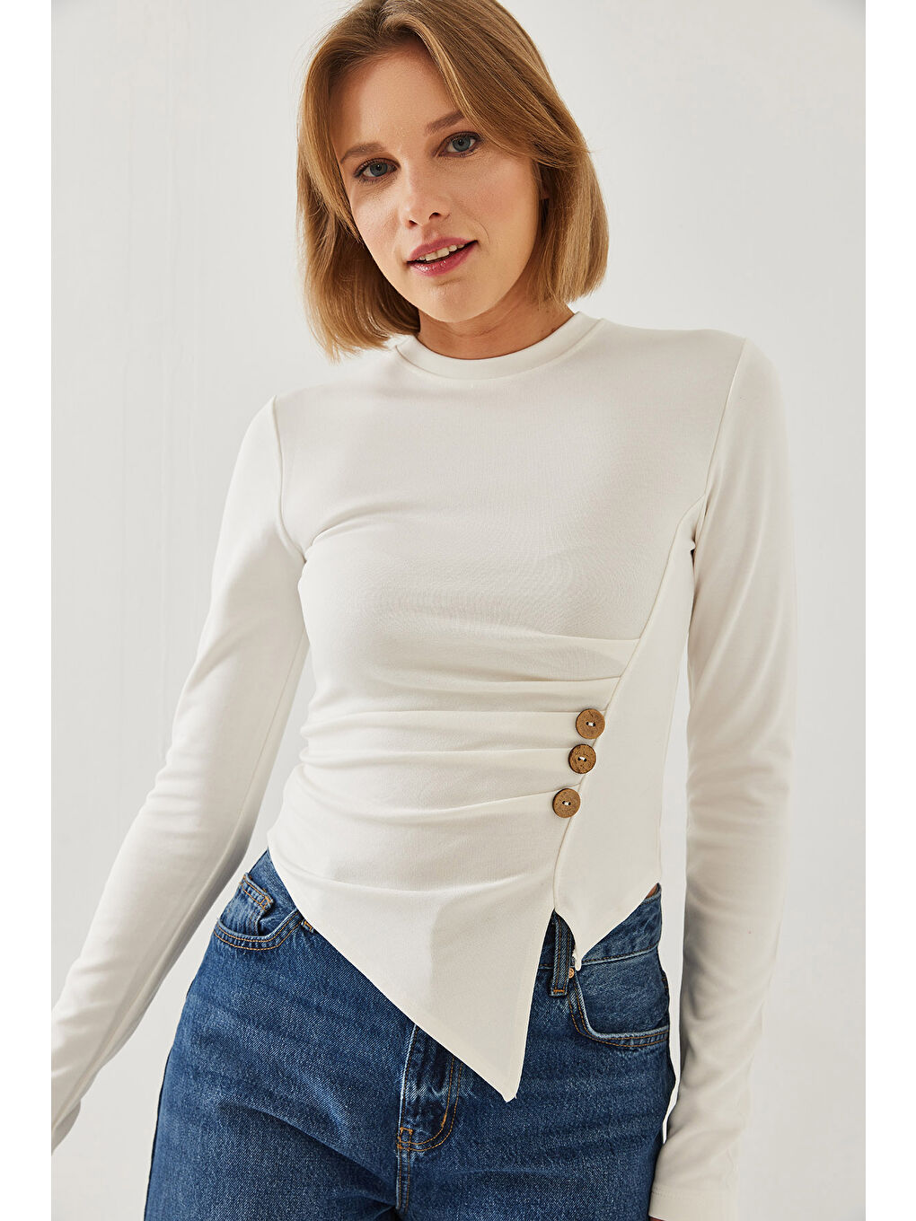 Beyaz Kadın Düğme Desenli Asimetrik Kesim Bluz-5