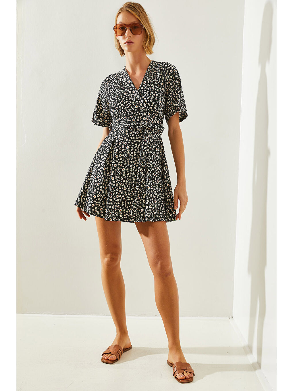 Siyah Kadın Kruvaze Yaka Bağlamalı Şortlu Elbise